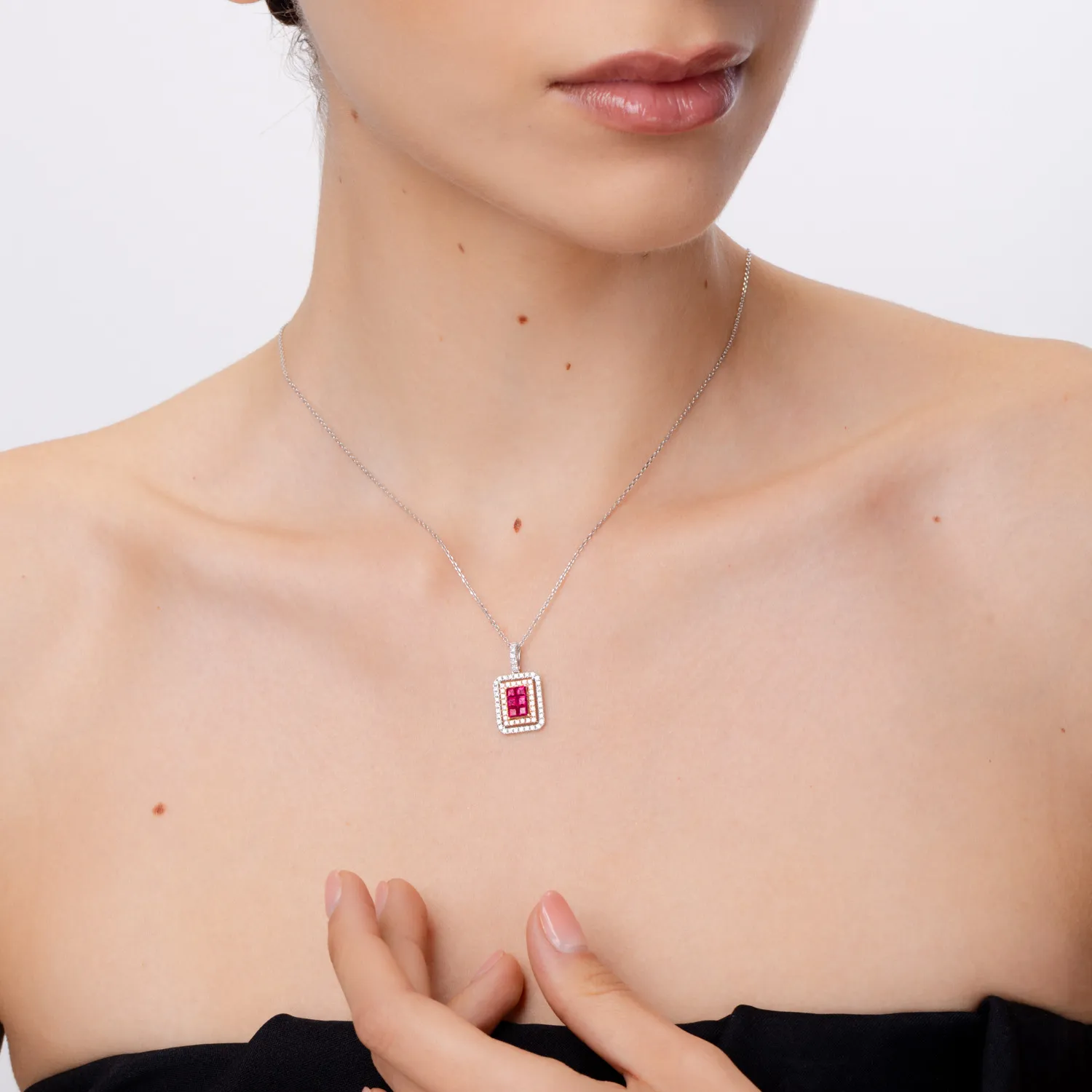 Pandantiv geometric din aur alb-roz cu rubine princess de 0.5ct si diamante de 0.5ct