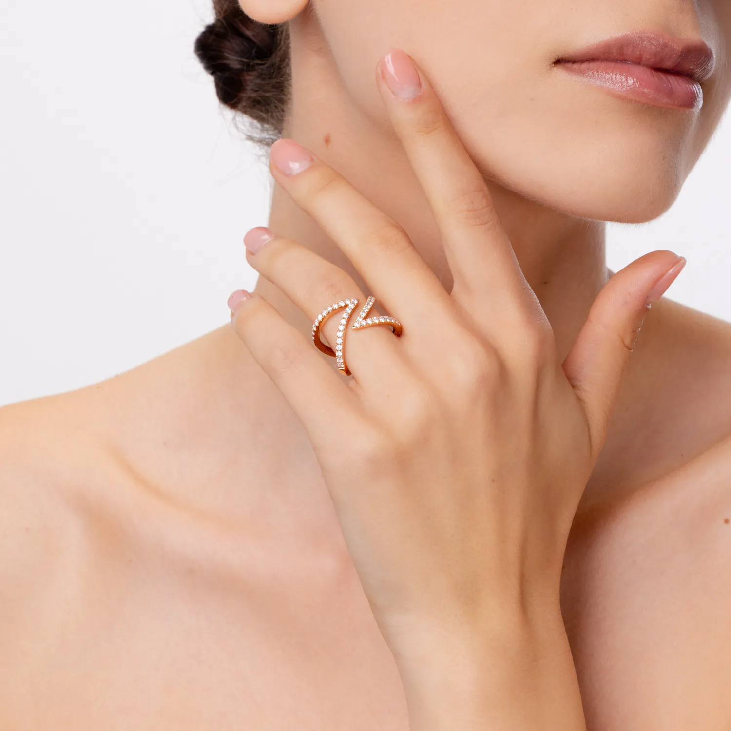Pierścionek z różowego złota z diamentami o masie 0.8ct