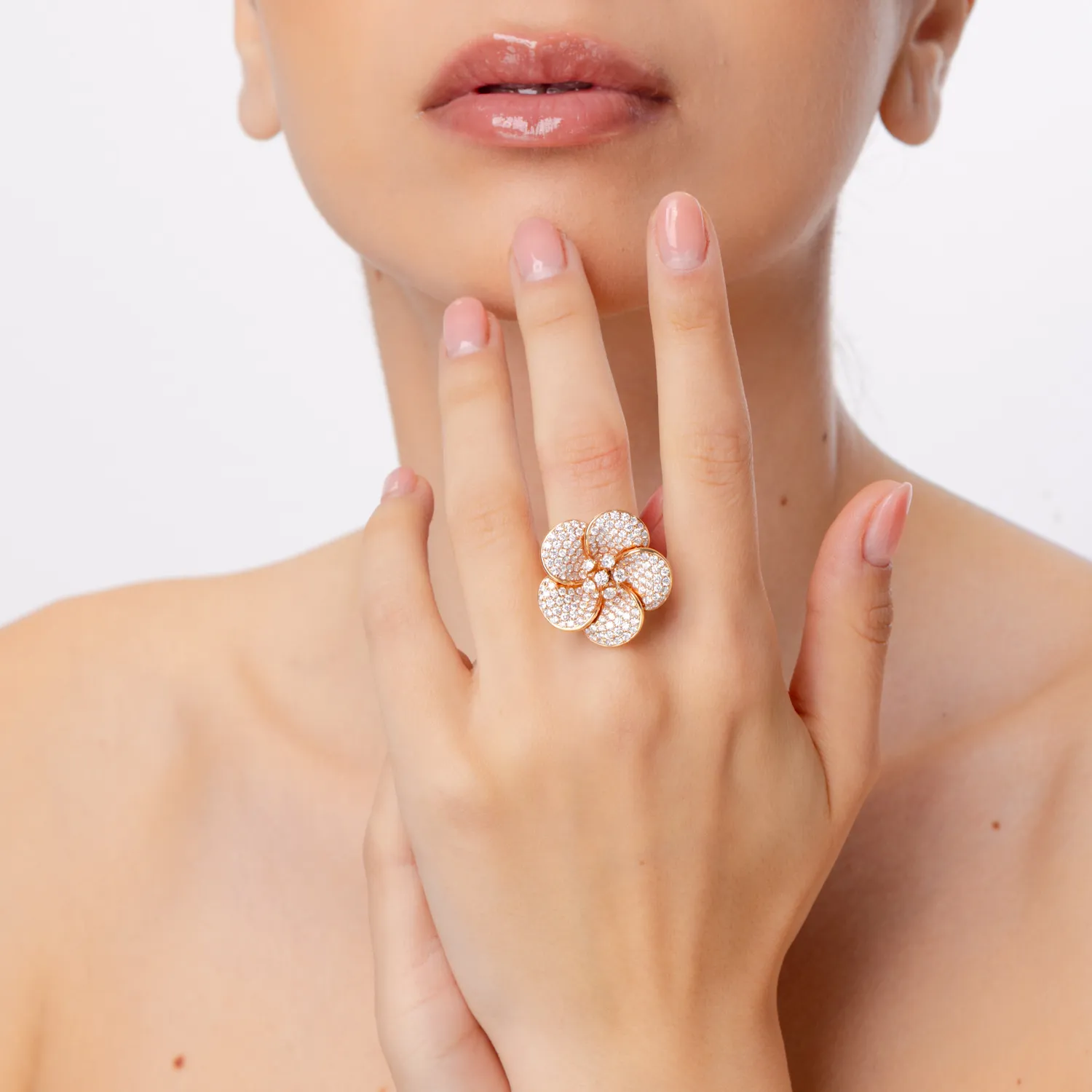 Pierścionek z kwiatem w kolorze różowego złota z diamentami o masie 3.13ct