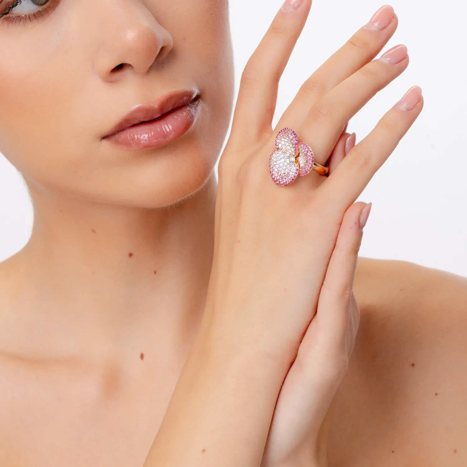 Pierścionek kwiatowy z różowego złota z 4.23ct diamentami i różowymi szafirami