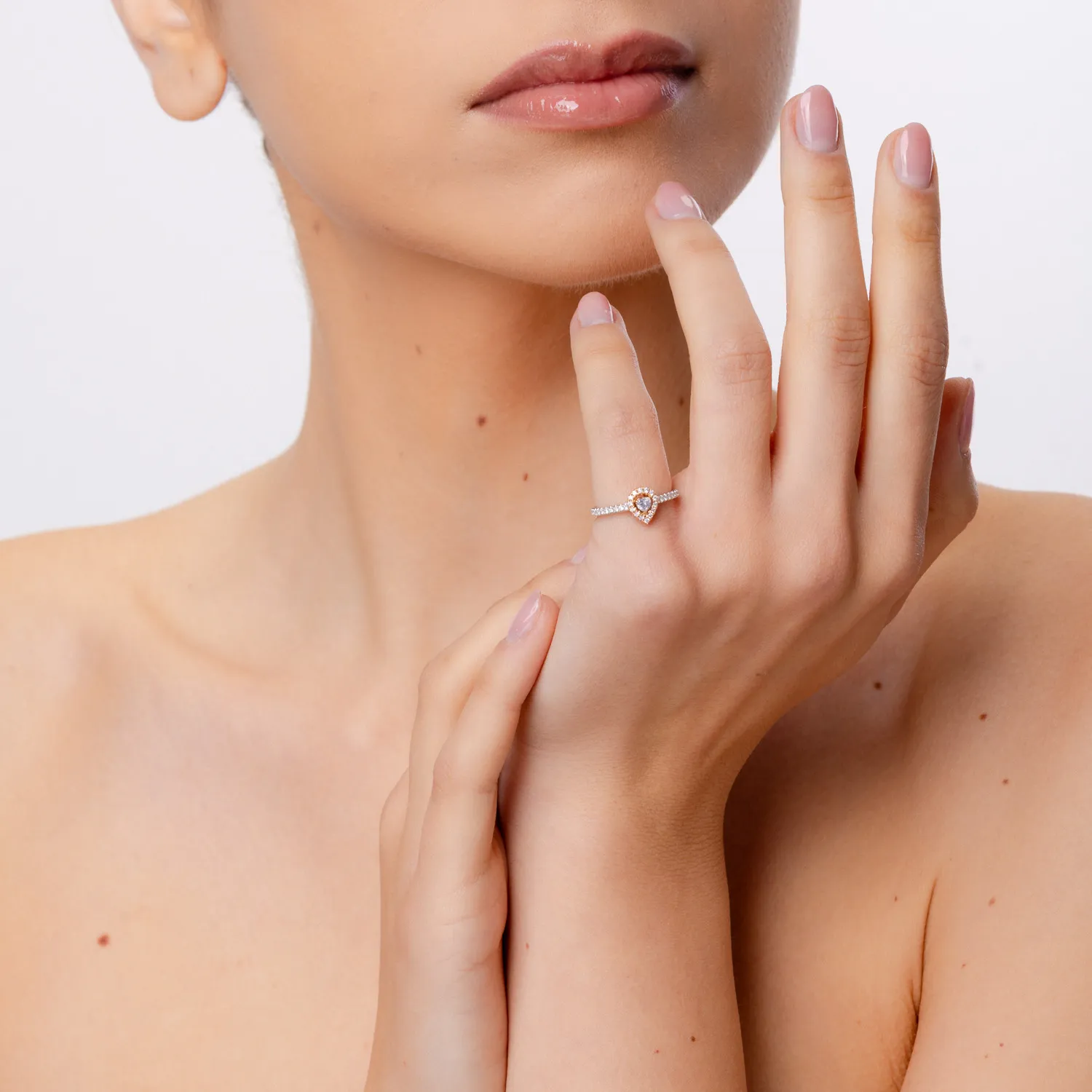 Fehér rózsa arany gyűrű 0.3ct gyémántokkal