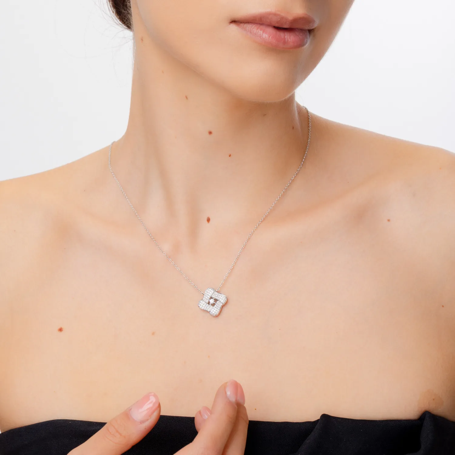 Naszyjnik z wisiorkiem z białego złota z diamentami 0.5ct