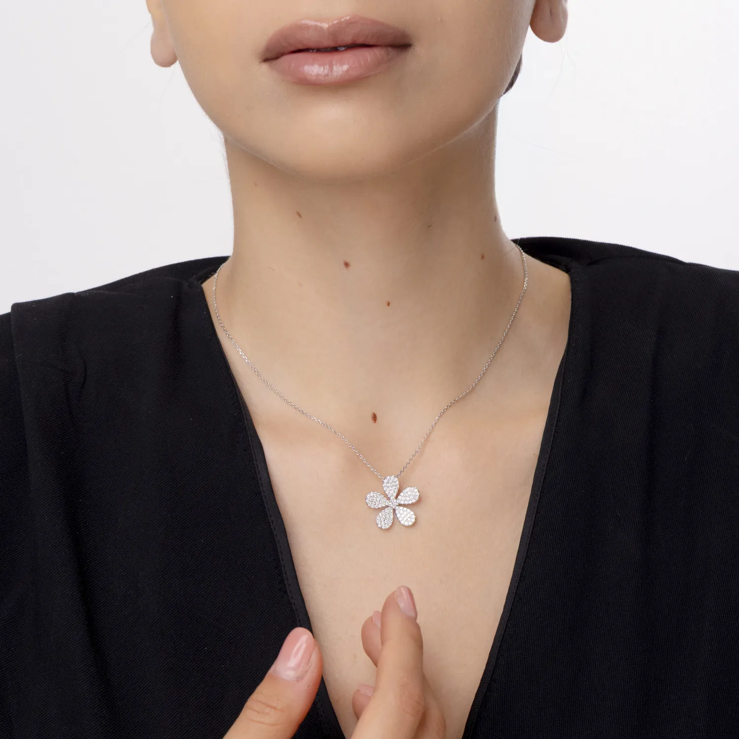 Fehérarany virág medál 0.8ct gyémánttal