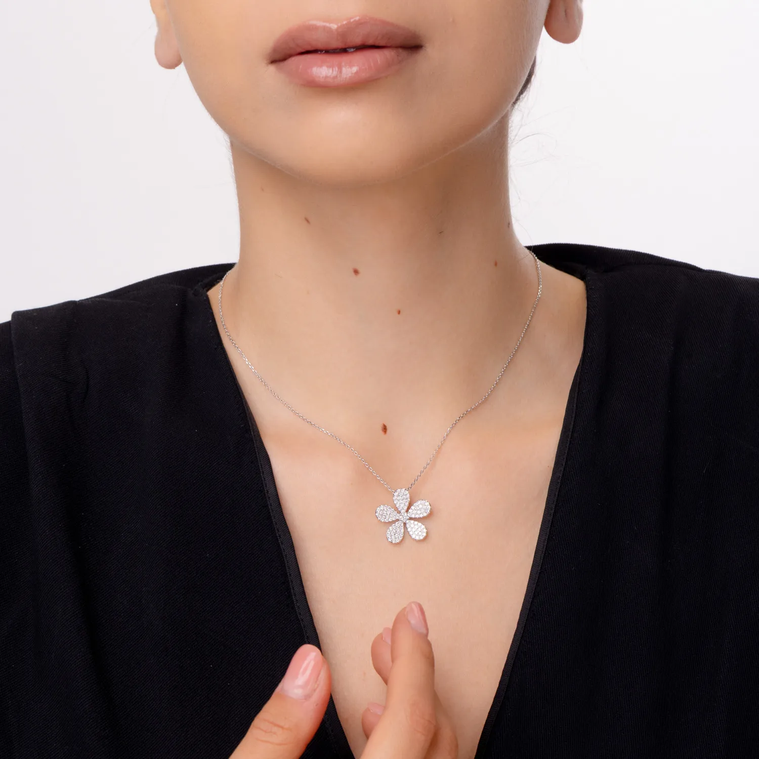 Pandantiv floare din aur alb cu diamante de 0.8ct