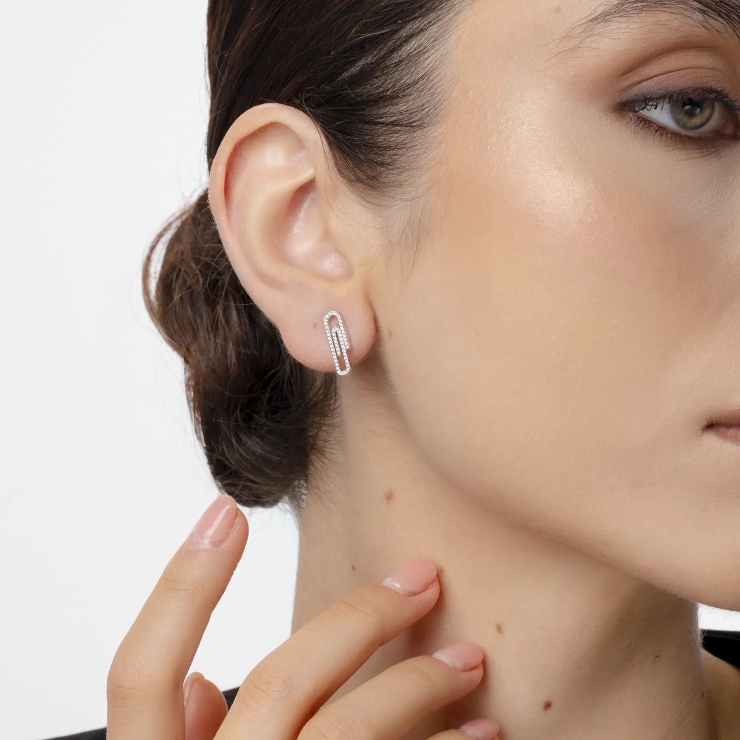 Fehérarany csavaros hátú fülbevaló 0.2ct gyémánttal