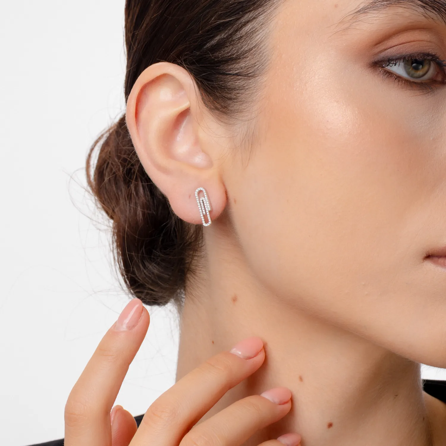 Cercei agrafe cu surub din aur alb cu diamante de 0.2ct