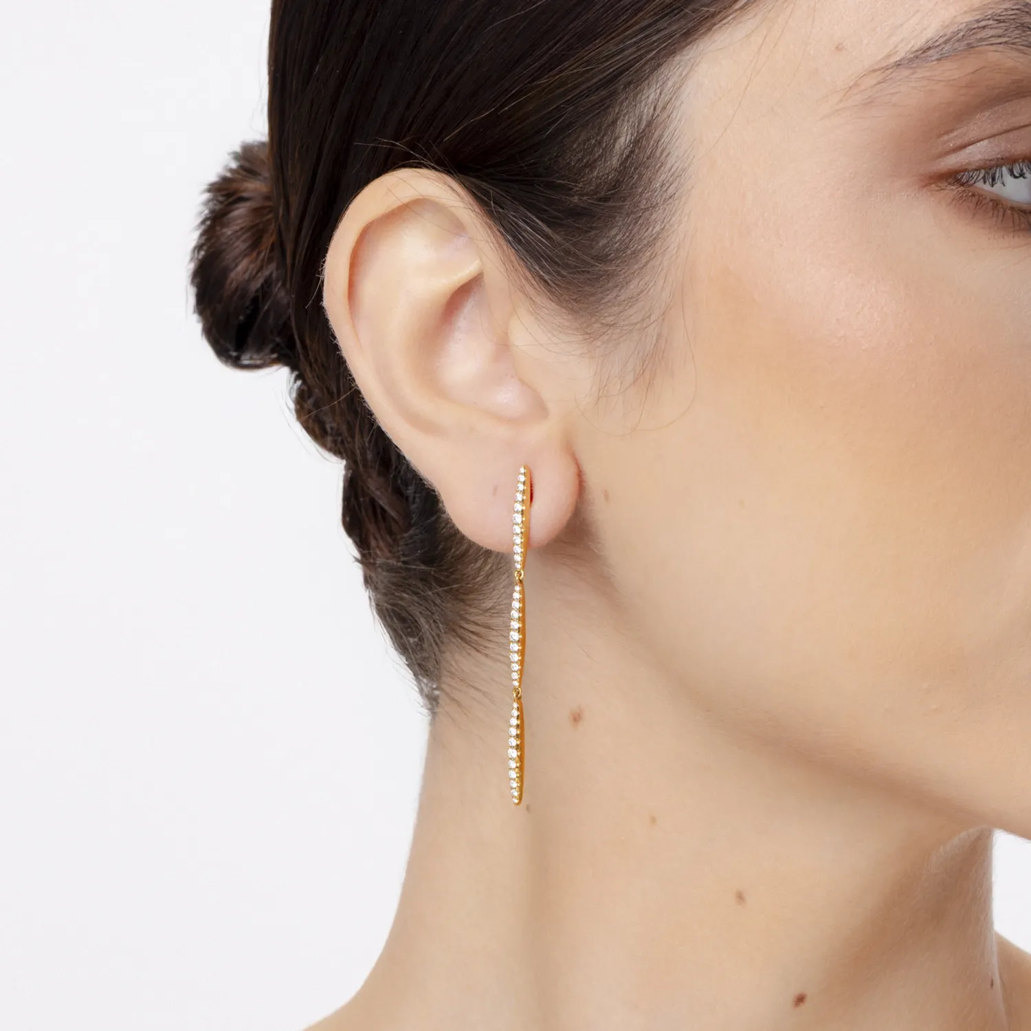 Yellow gold long minimalist earrings with 0.8ct diamonds