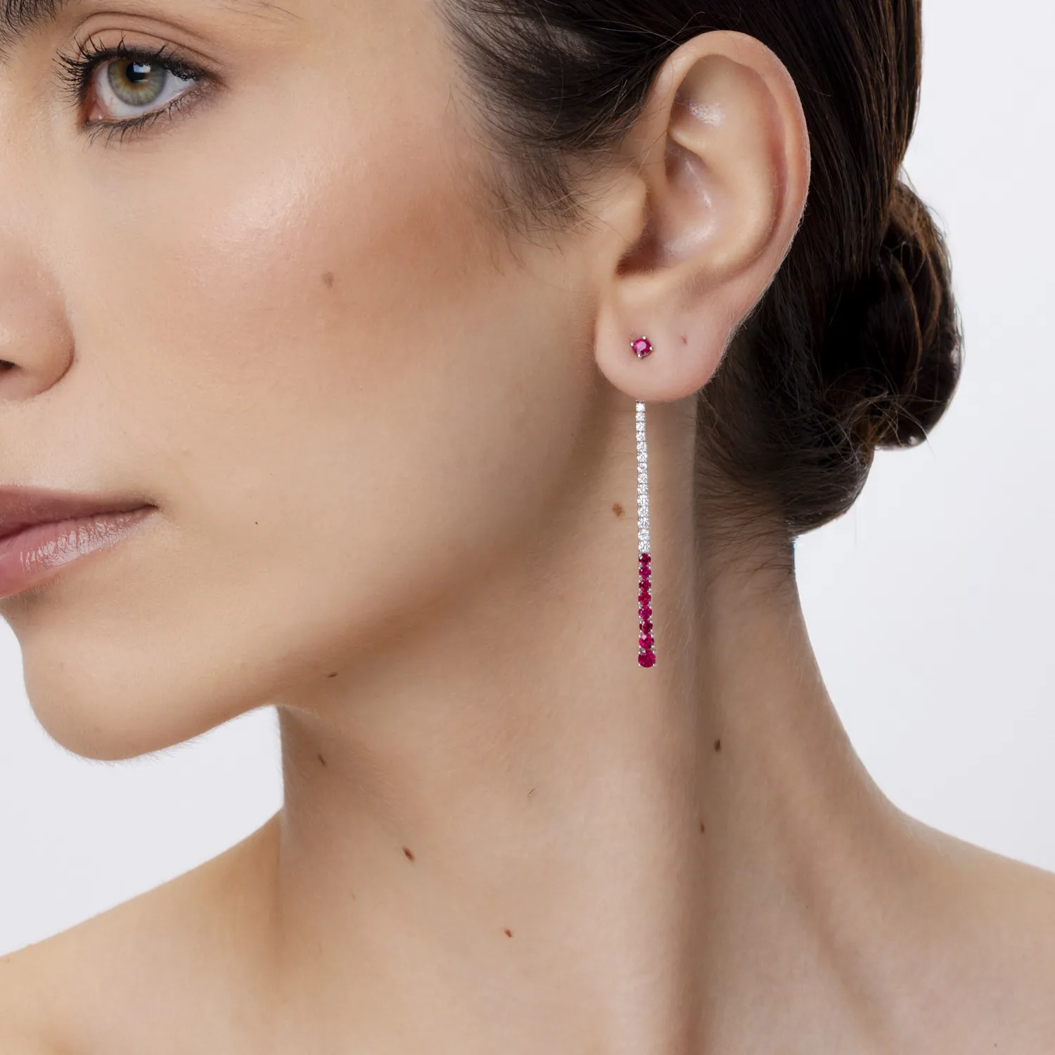 Fehérarany hosszú fülbevaló 1.4ct rubinokkal és 0.7ct gyémántokkal