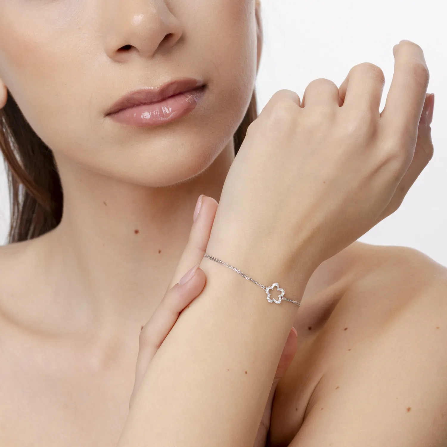 Bratara cu pandantiv floare din aur alb cu diamante de 0.1ct