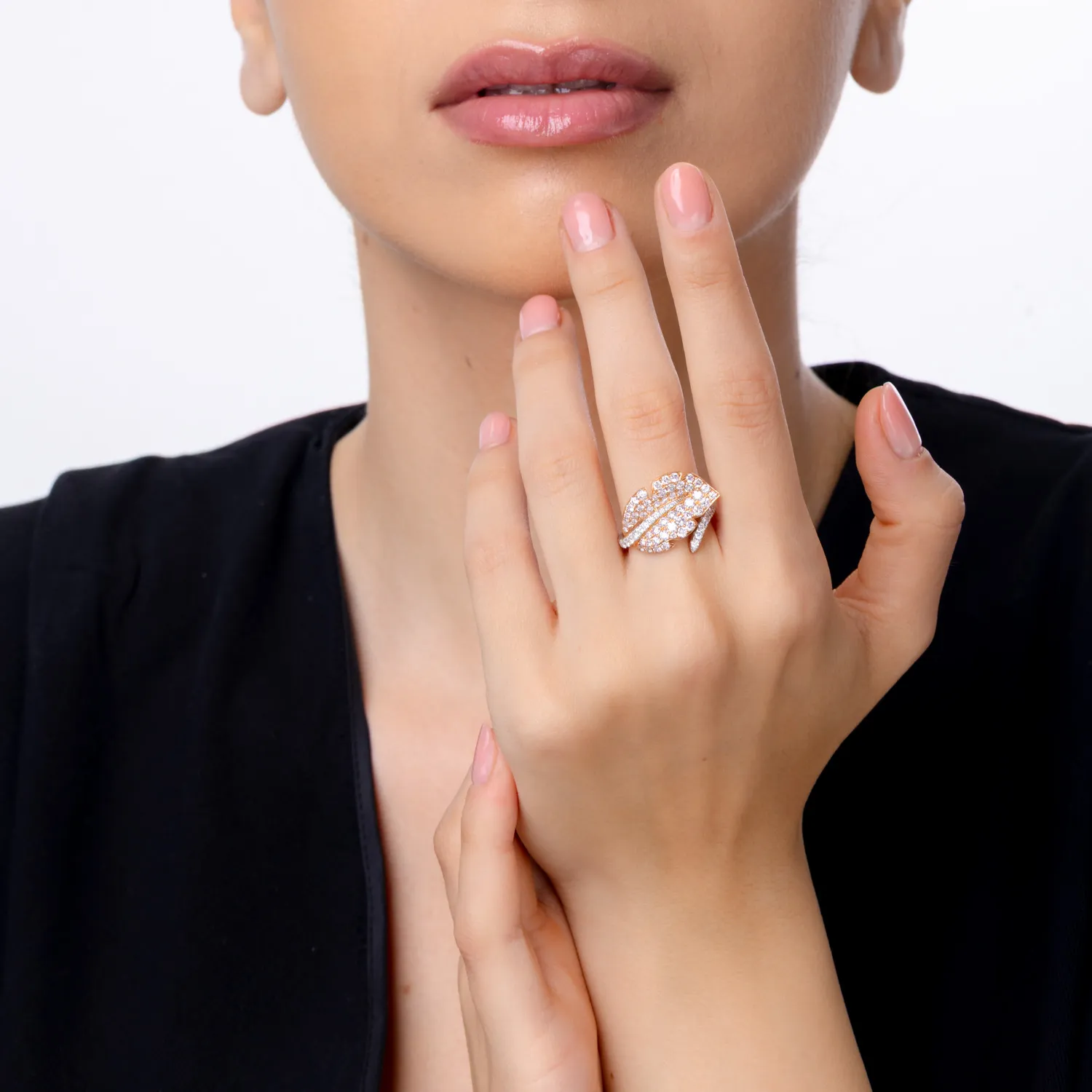 Pierścionek w kształcie liścia z białego różowego złota z różowymi i przezroczystymi diamentami o masie 1.69ct