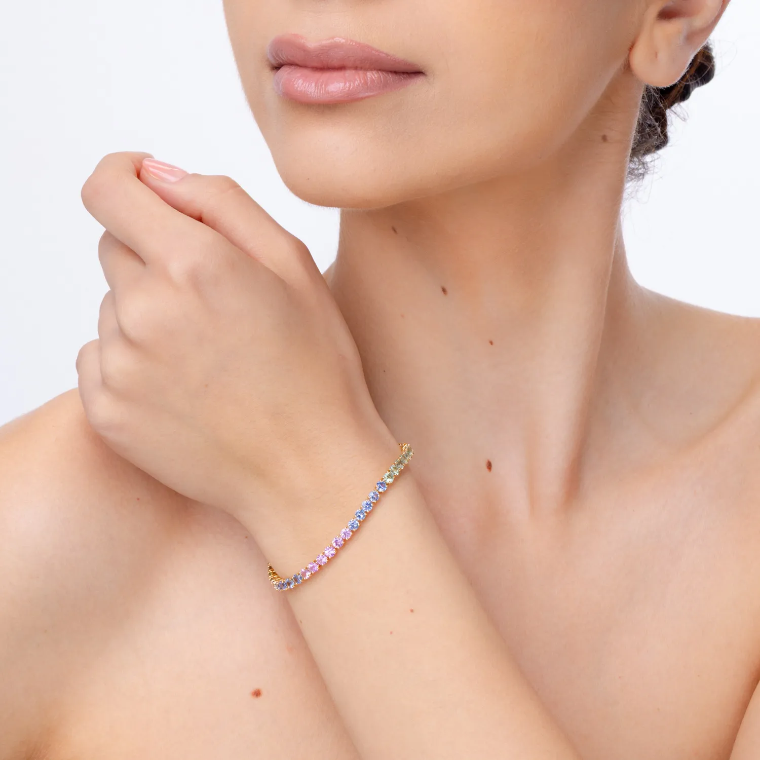 Bransoletka tenisowa z żółtego złota z wielobarwnymi szafirami o masie 16.39ct