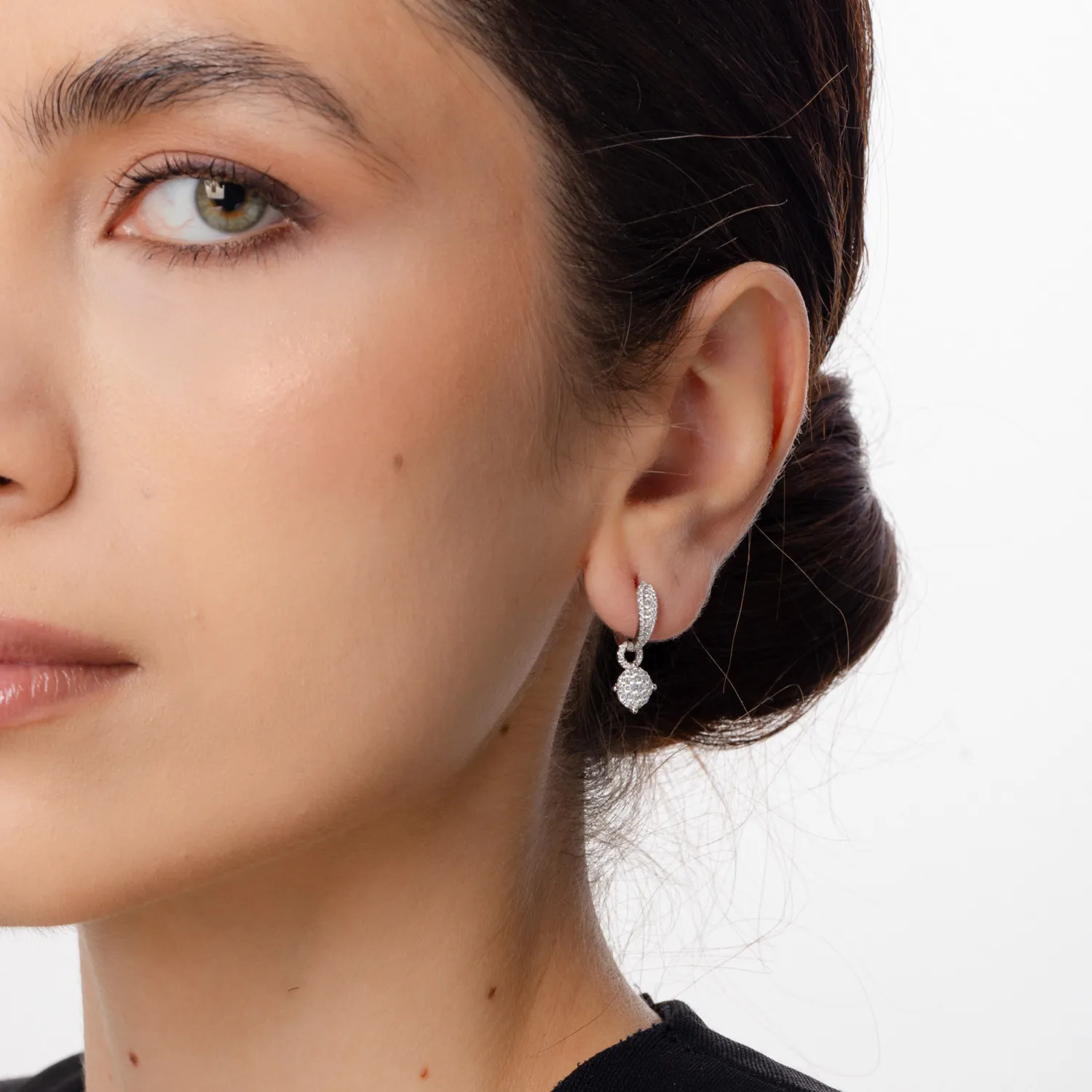 Kolczyki z białego złota z diamentami o masie 0.7ct