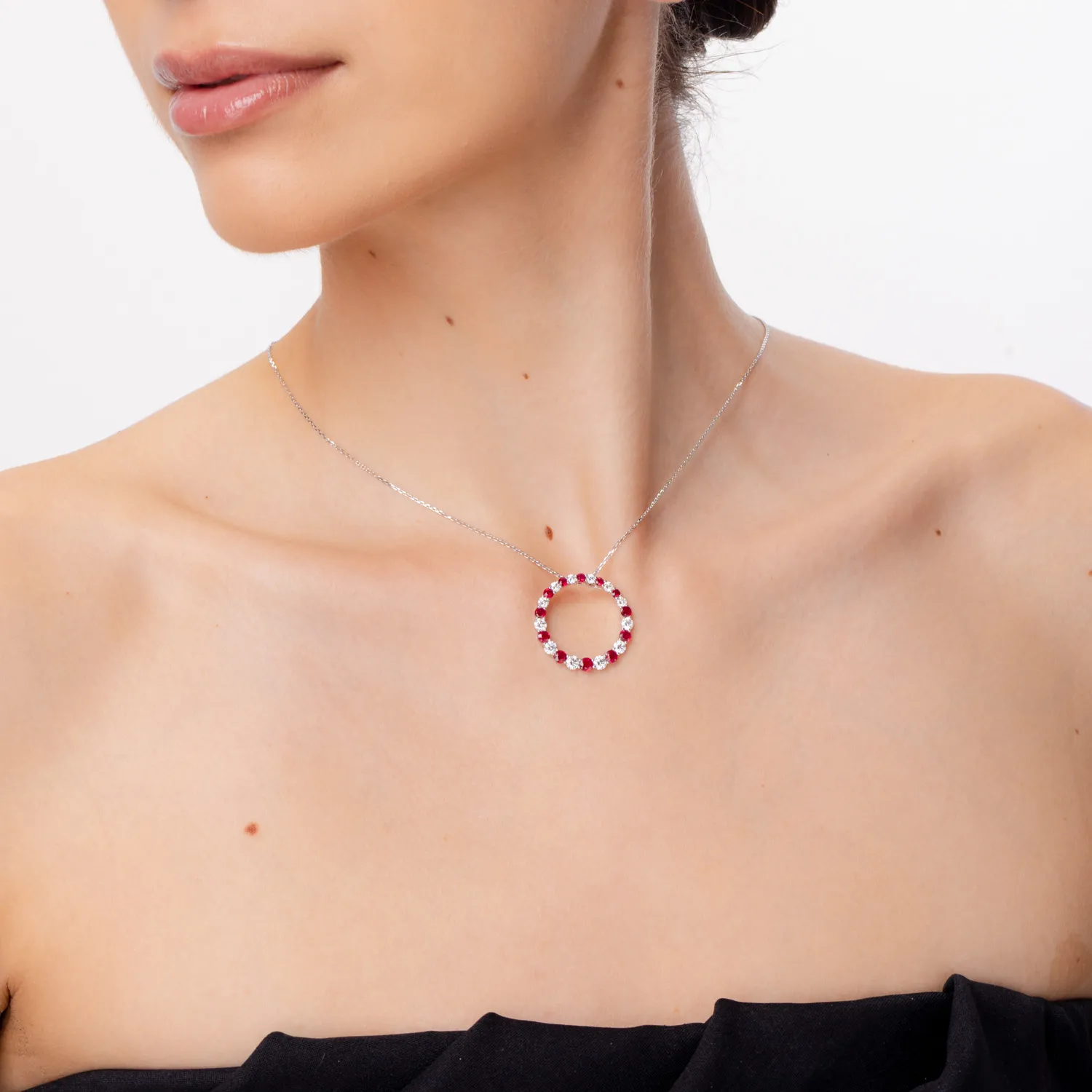 Łańcuszek z białego złota z geometryczną zawieszką z rubinami o masie 1.67ct i diamentami o masie 1.33ct