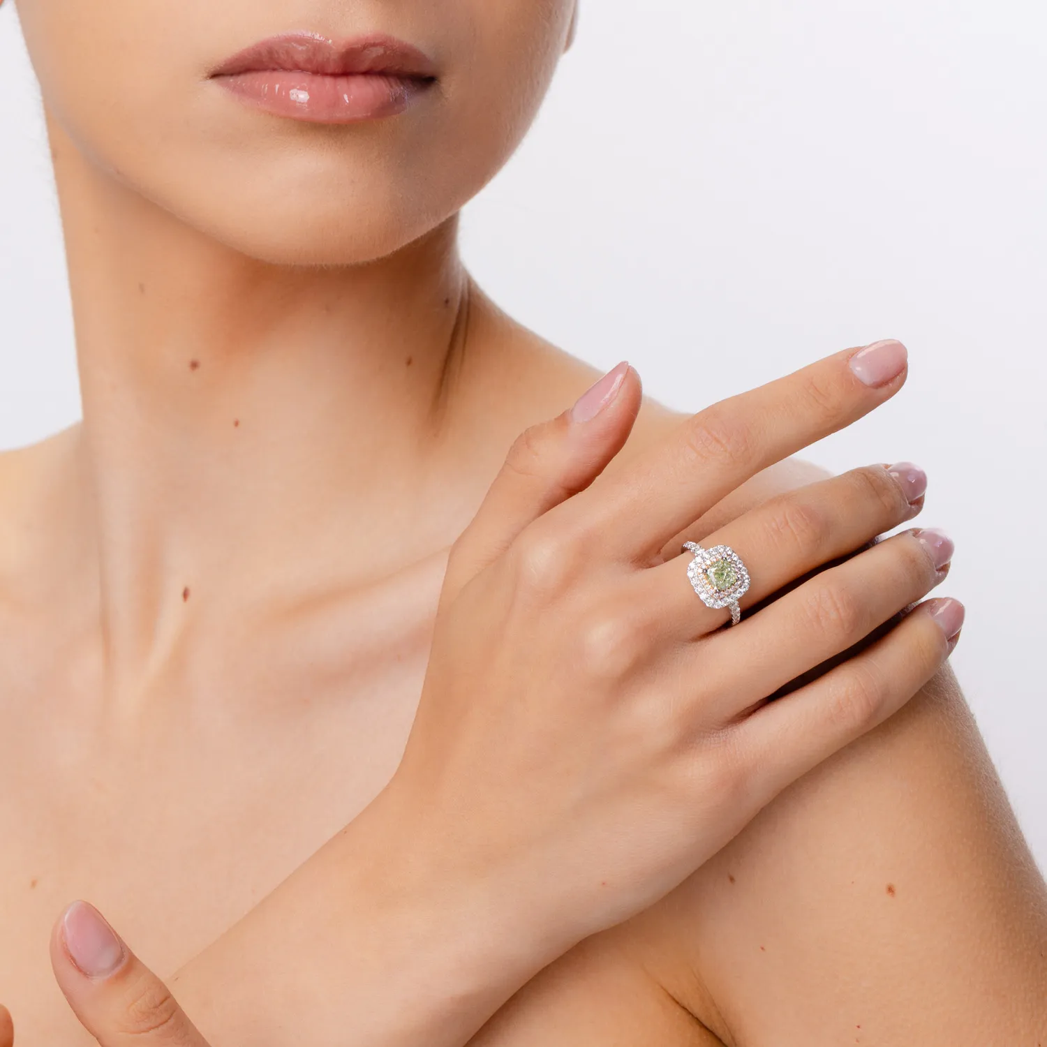 Fehér rózsa arany gyűrű 1.5ct zöld gyémánttal és 0.7ct tiszta gyémánttal