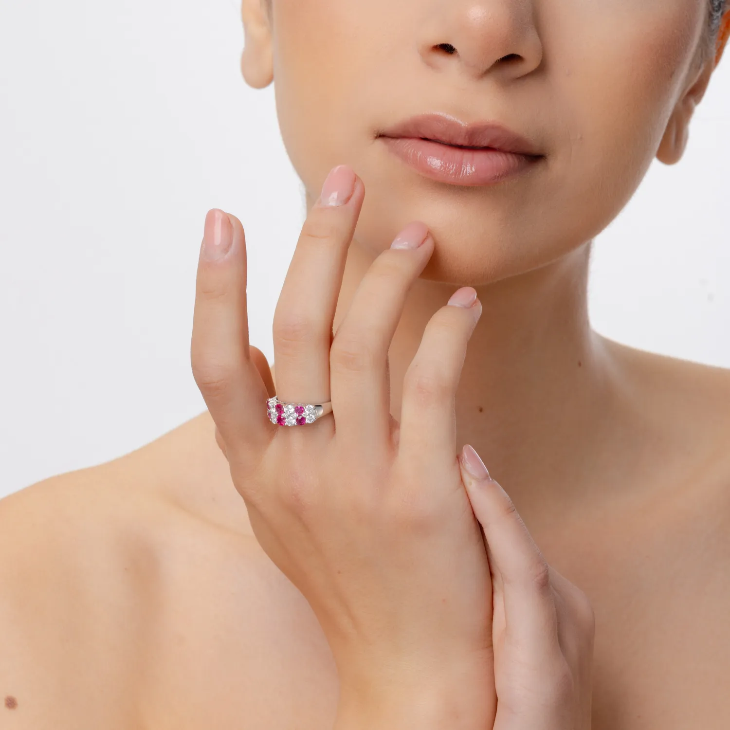 Pierścionek z białego złota z rubinami o masie 0.9ct i diamentami o masie 0.99ct