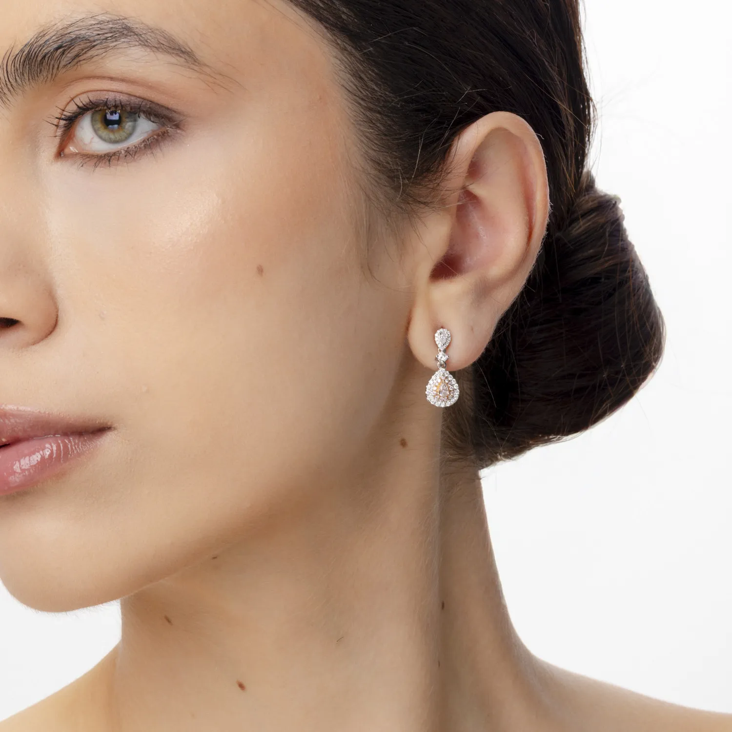 Fehér rózsa arany fülbevaló 0.9 ct rózsaszín és átlátszó gyémántokkal