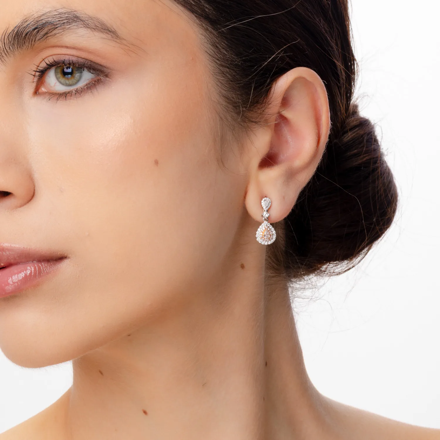 Cercei din aur alb-roz cu diamante roz si incolore pear si rotunde de 0.9ct