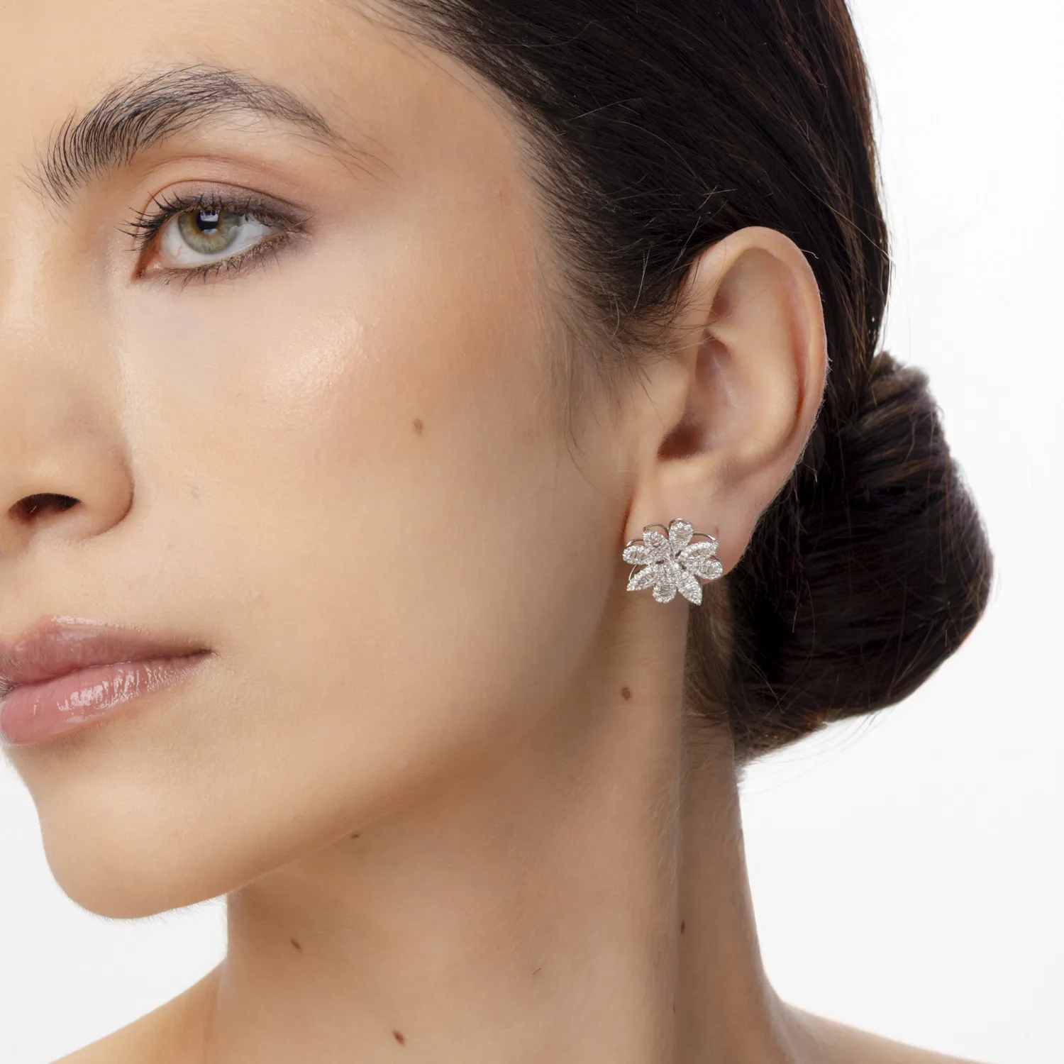 Fehérarany virágos fülbevaló 1.37ct gyémántokkal