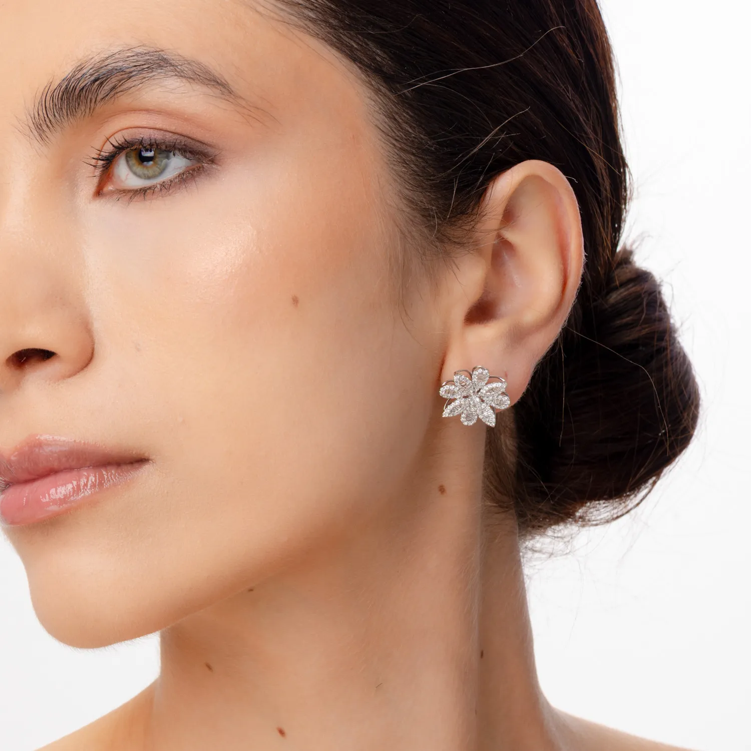 Cercei floare din aur alb cu diamante baguette si rotunde de 1.37ct