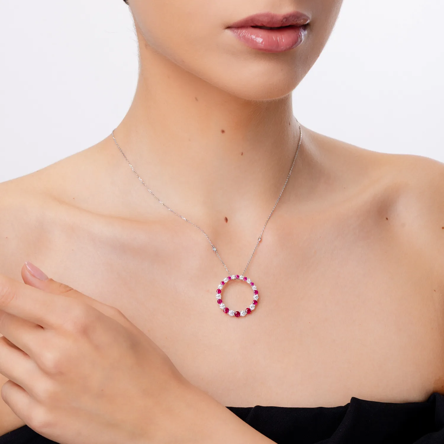 Fehérarany lánc geometrikus medállal 1.54ct rubinokkal és 1.34ct gyémántokkal