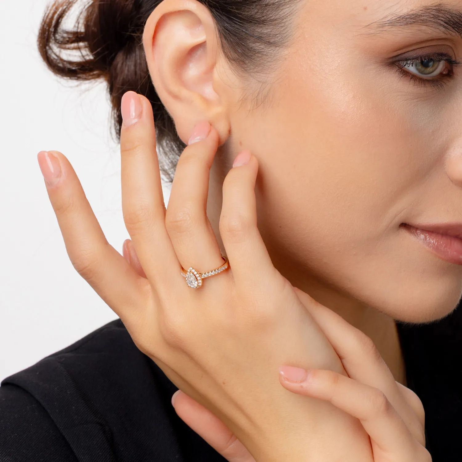 Pierścionek zaręczynowy z różowego złota z diamentami o masie 0.7ct