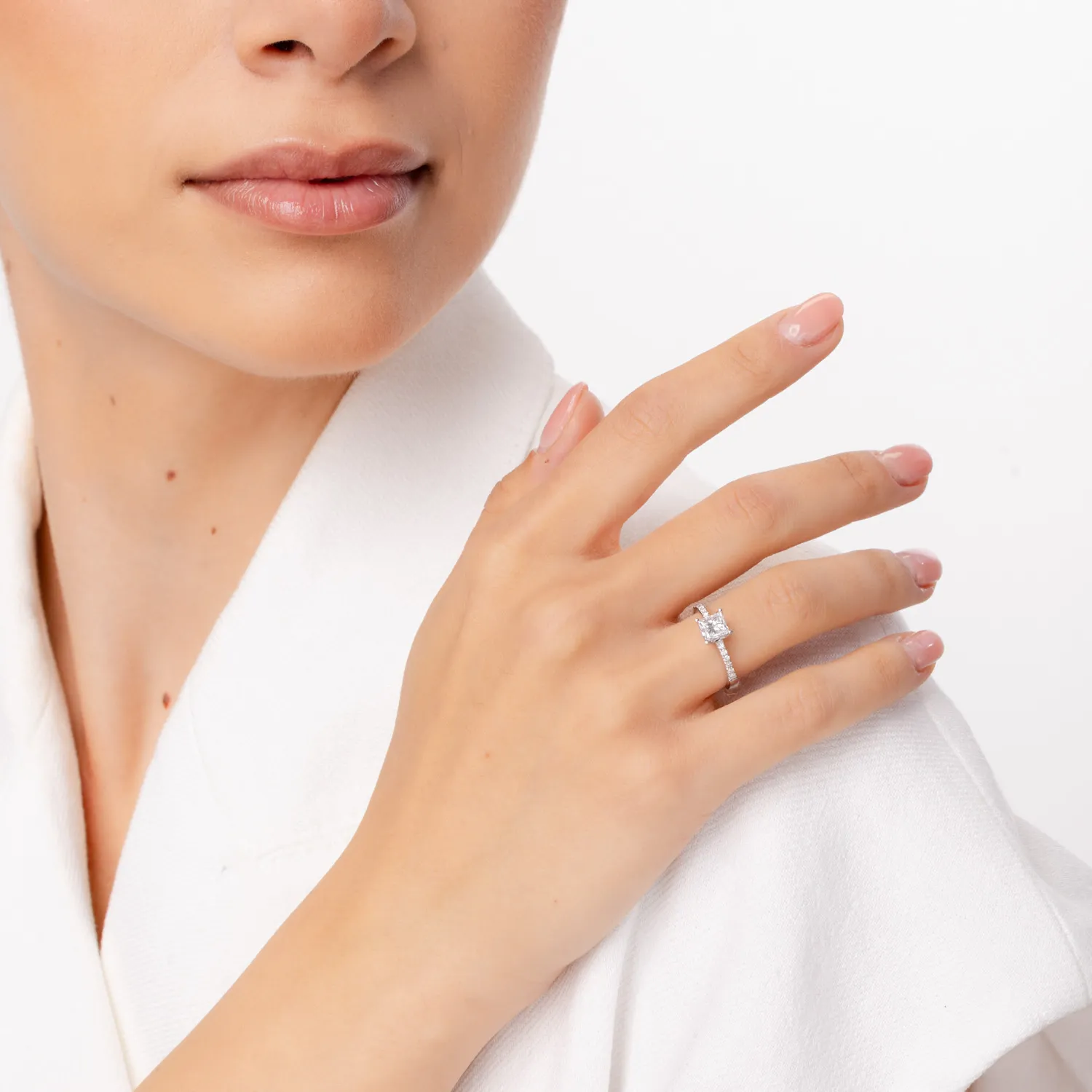 Pierścionek zaręczynowy z białego złota z diamentami o masie 0.9ct
