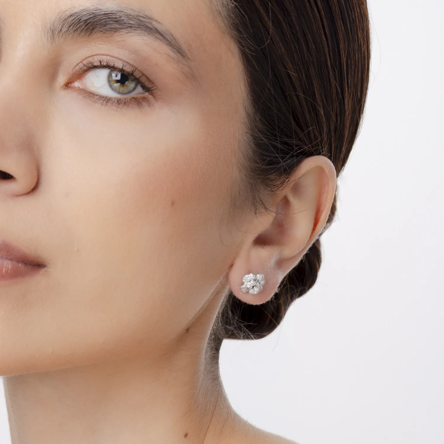 Virágos fehérarany fülbevaló 0.7ct gyémántokkal