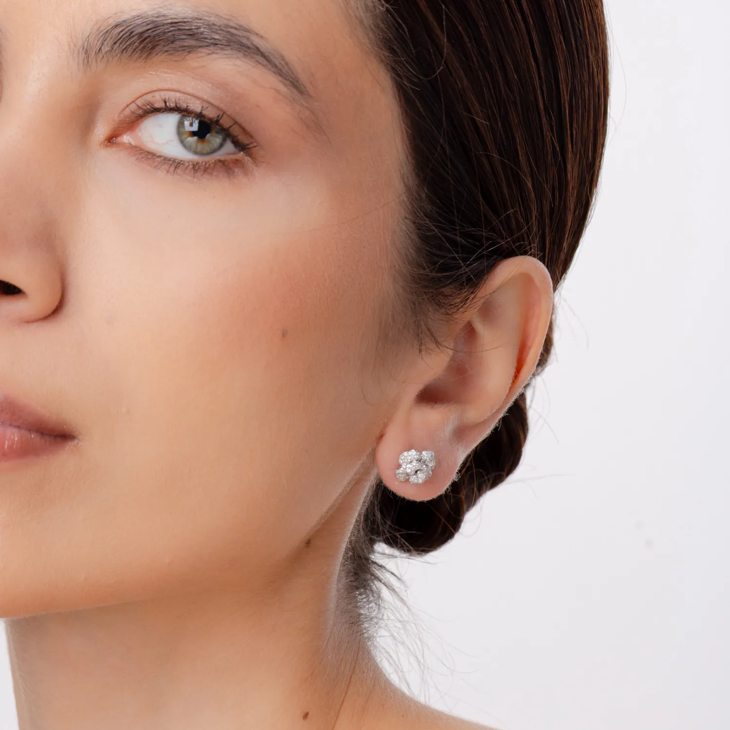Cercei floare din aur alb cu diamante de 0.7ct