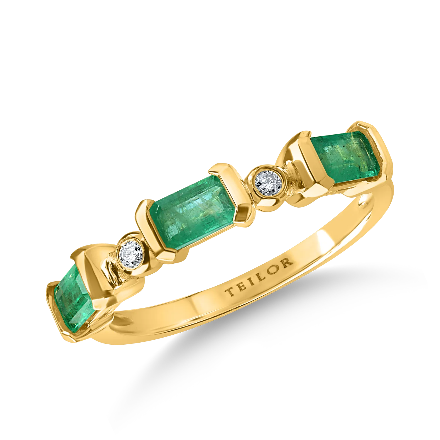 Yellow gold ring with 0.7ct emeralds and 0.07ct diamonds