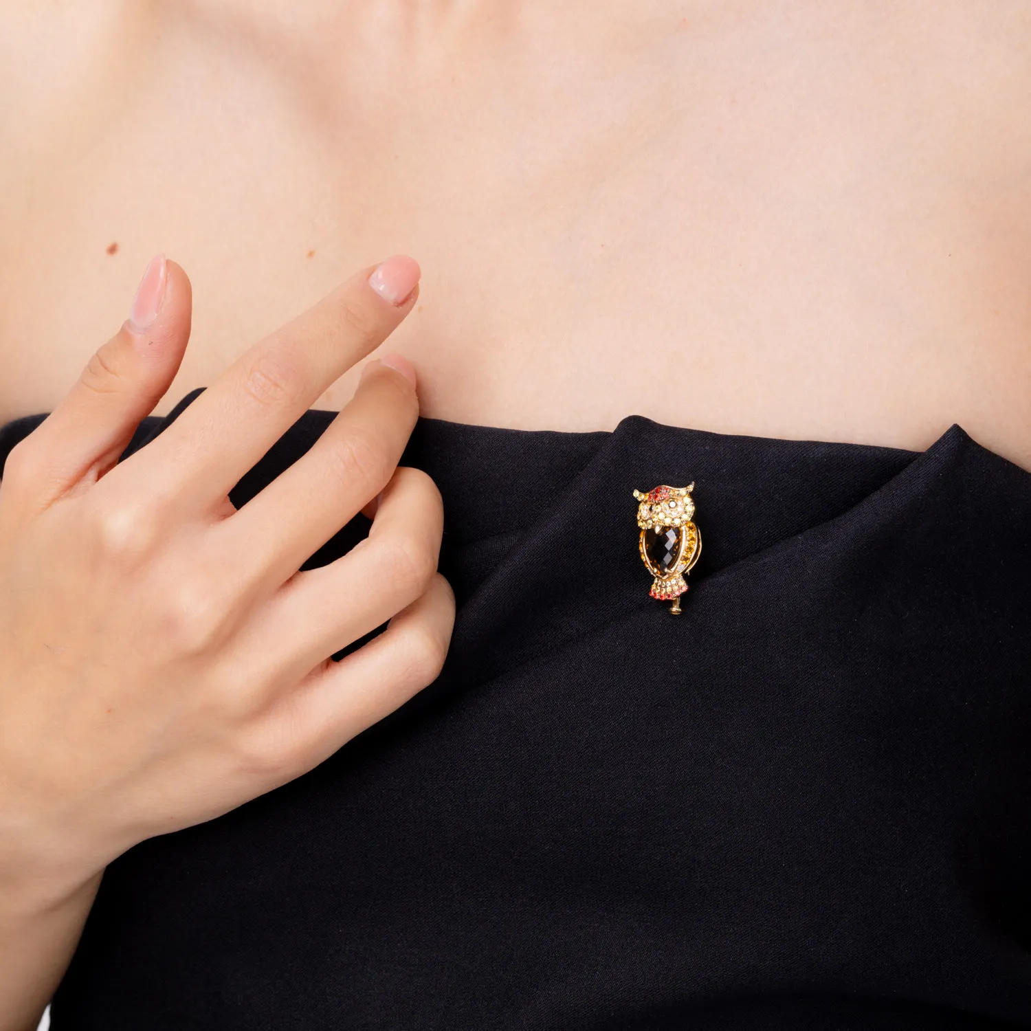 Broszka sowa z żółtego złota z kamieniami szlachetnymi i półszlachetnymi o masie 4.3ct