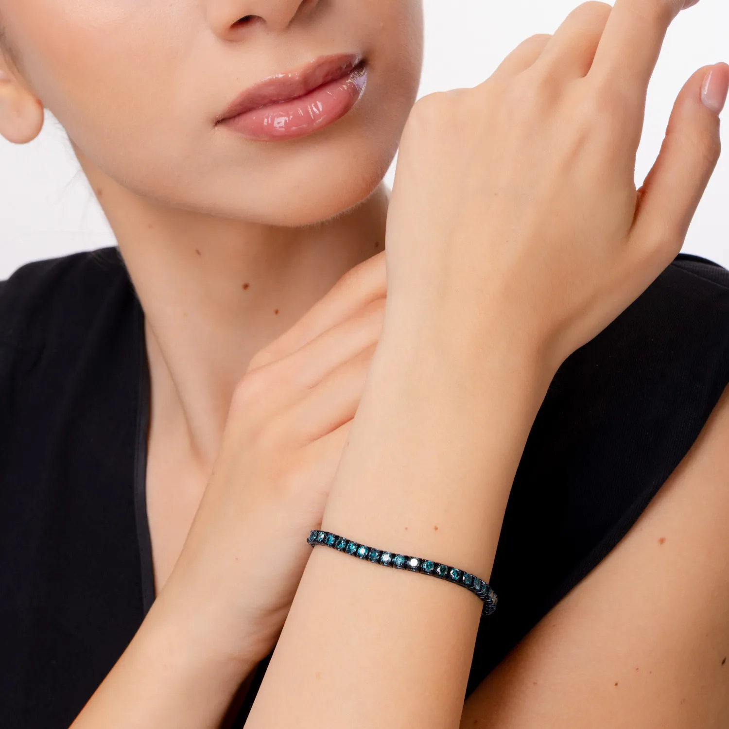 Bransoletka tenisowa z błękitnego złota z niebieskimi diamentami o masie 6.4ct