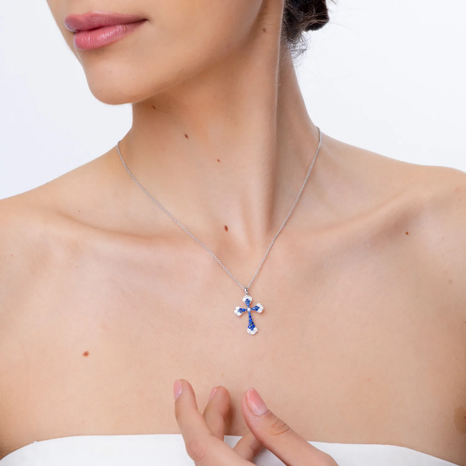 Lant cu pandantiv cruce din aur alb cu diamante si safire de 0.94ct