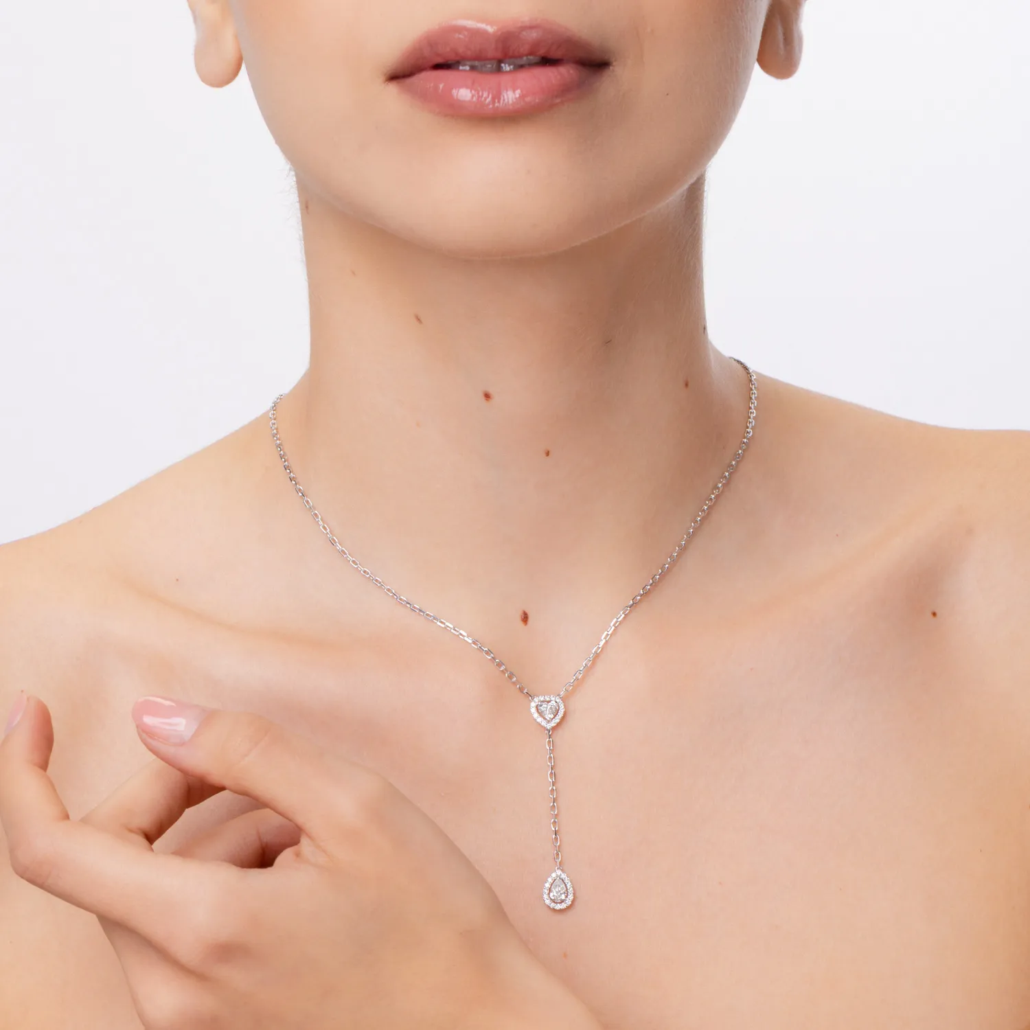 Naszyjnik z geometrycznym wisiorkiem z białego złota z diamentami o masie 1.09ct