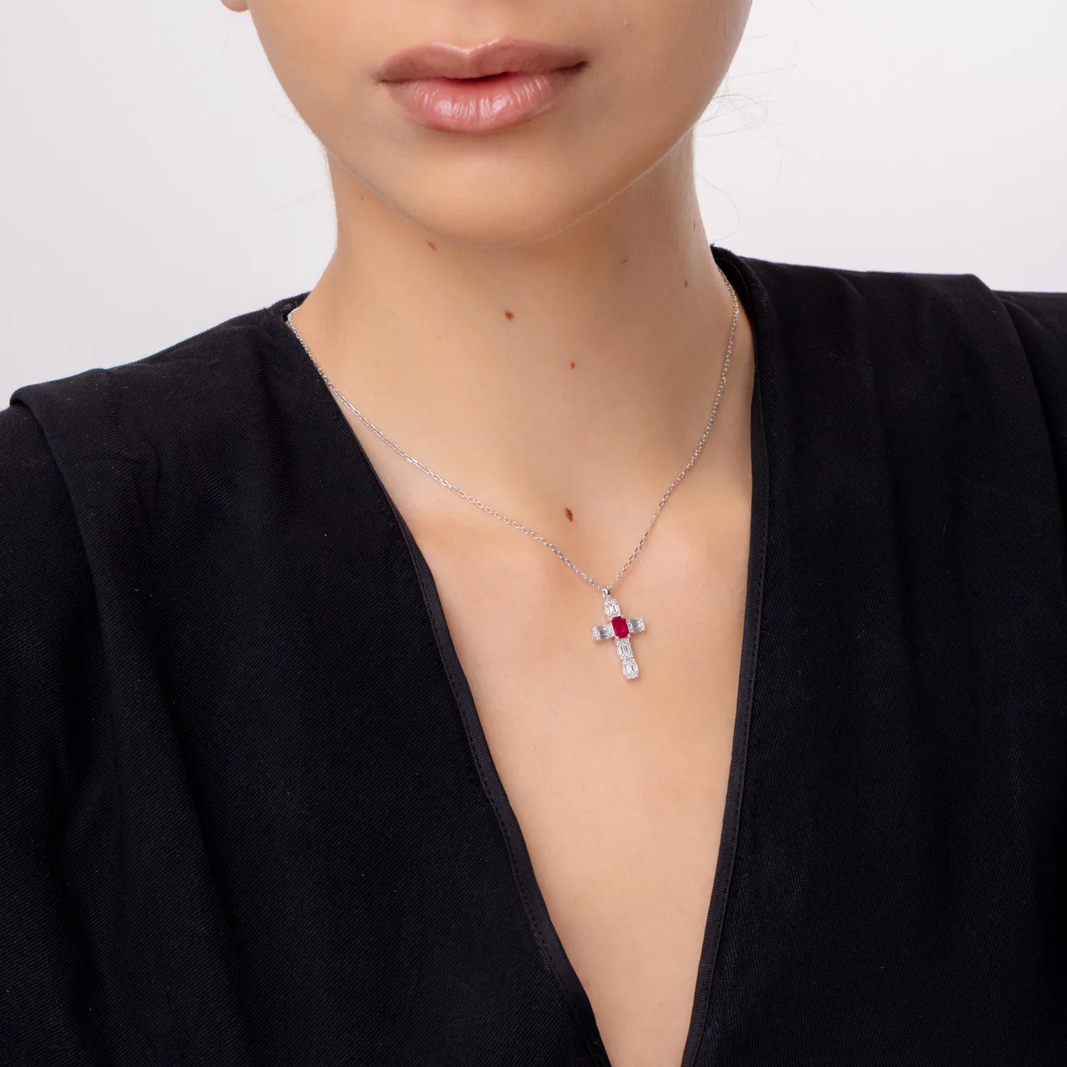 Lant cu pandantiv cruce din aur alb cu rubin baguette si diamante baguette si rotunde de 1.12ct