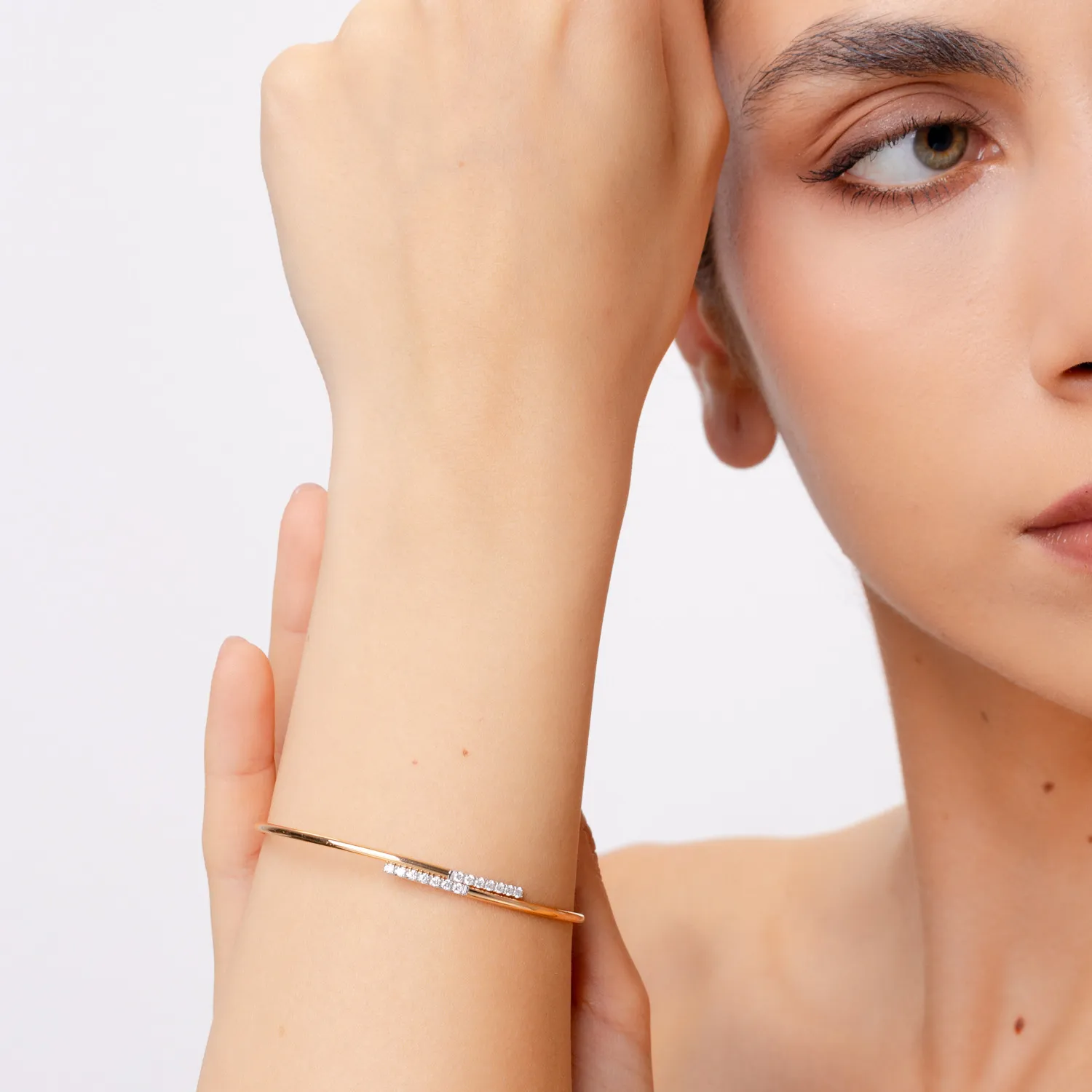 Bransoletka z różowego złota z diamentami o masie 0.35ct