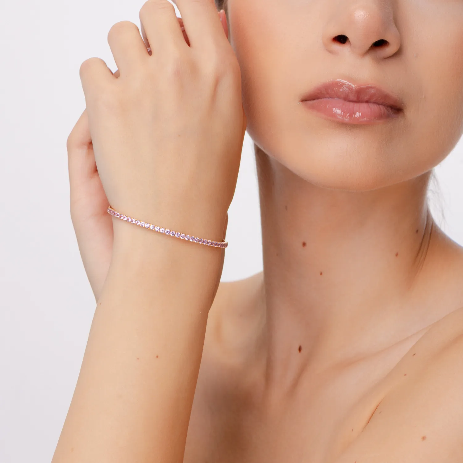 Bransoletka z różowego złota z różowymi szafirami o masie 2.96ct