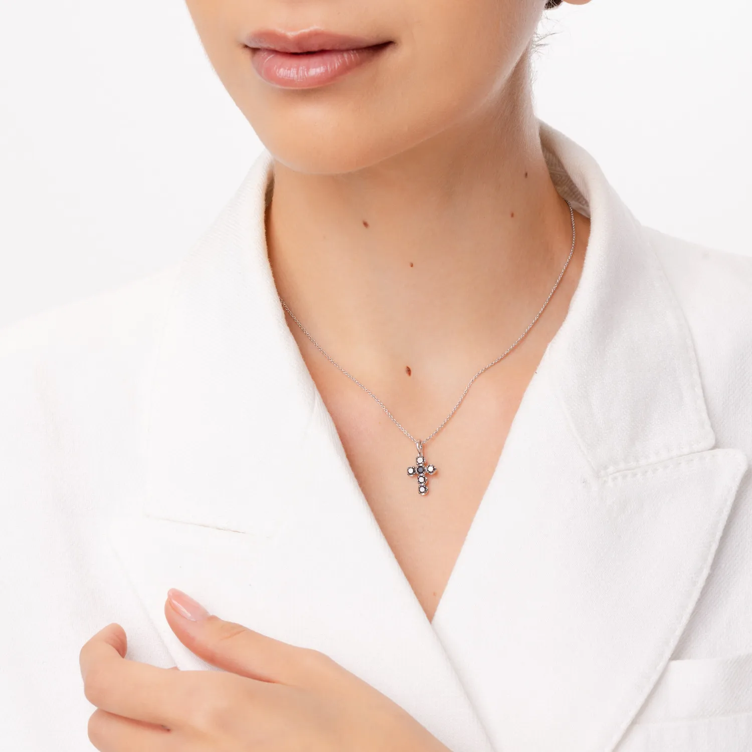 Naszyjnik w kształcie krzyża z białego złota z czarnymi diamentami o masie 0.57ct