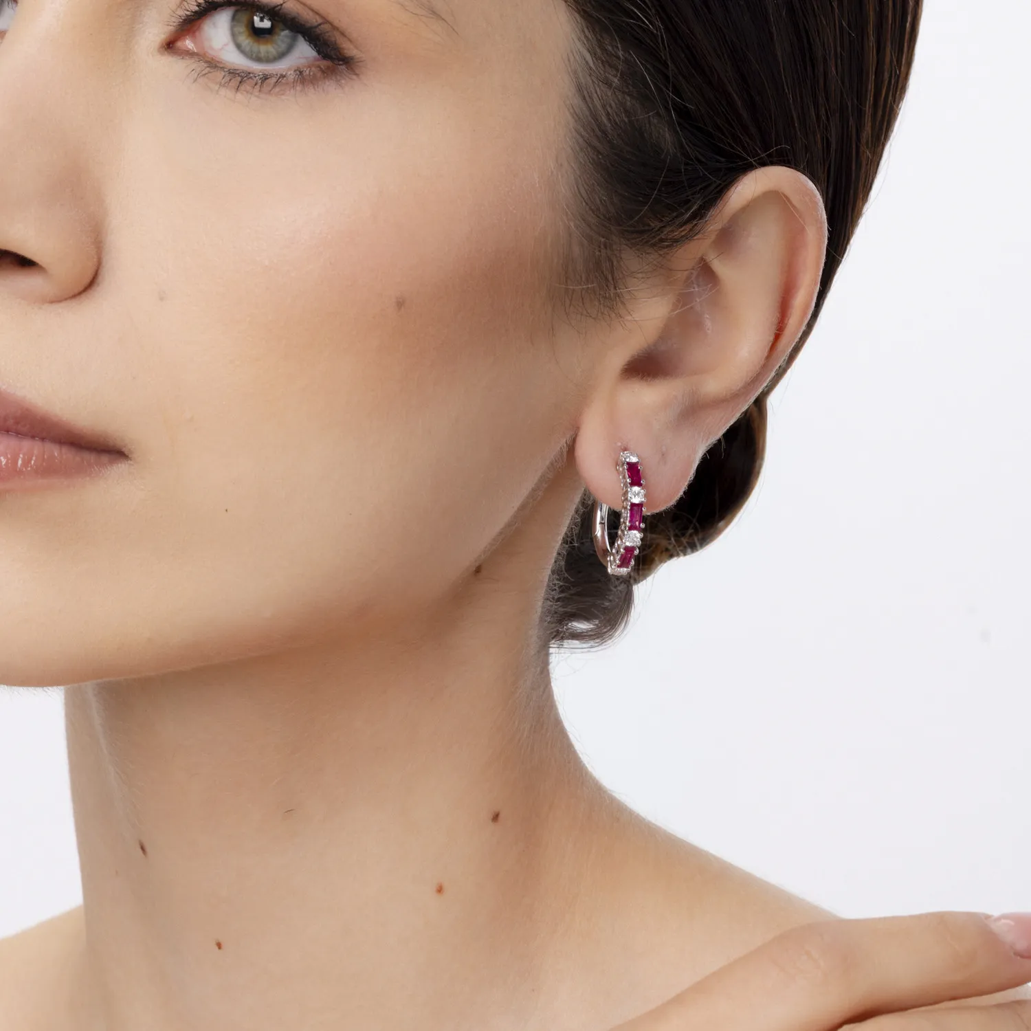 Fehérarany fülbevaló 0.8ct rubinokkal és 0.2ct gyémántokkal