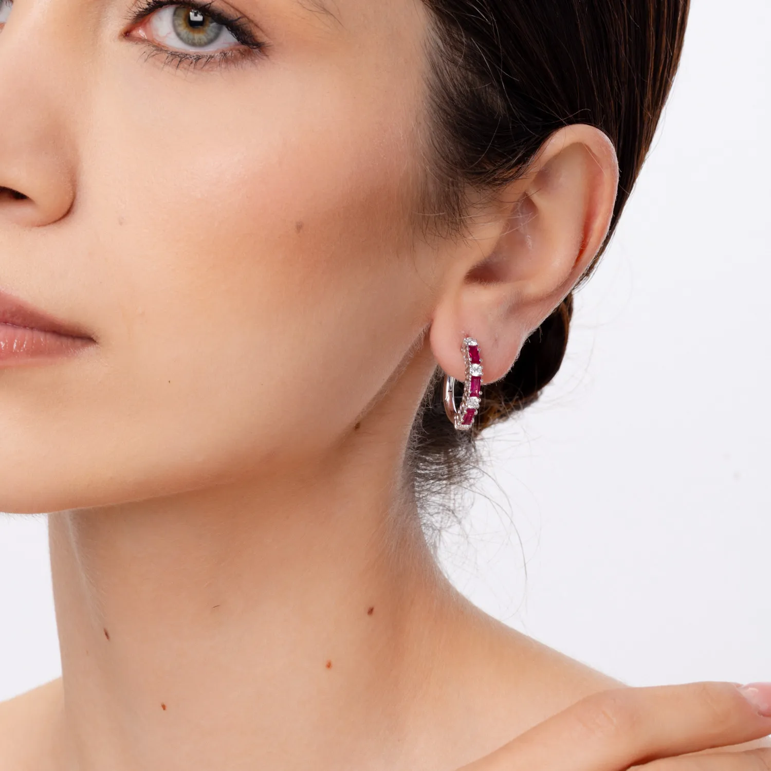 Cercei din aur alb cu rubine baguette de 0.8ct si diamante rotunde de 0.2ct
