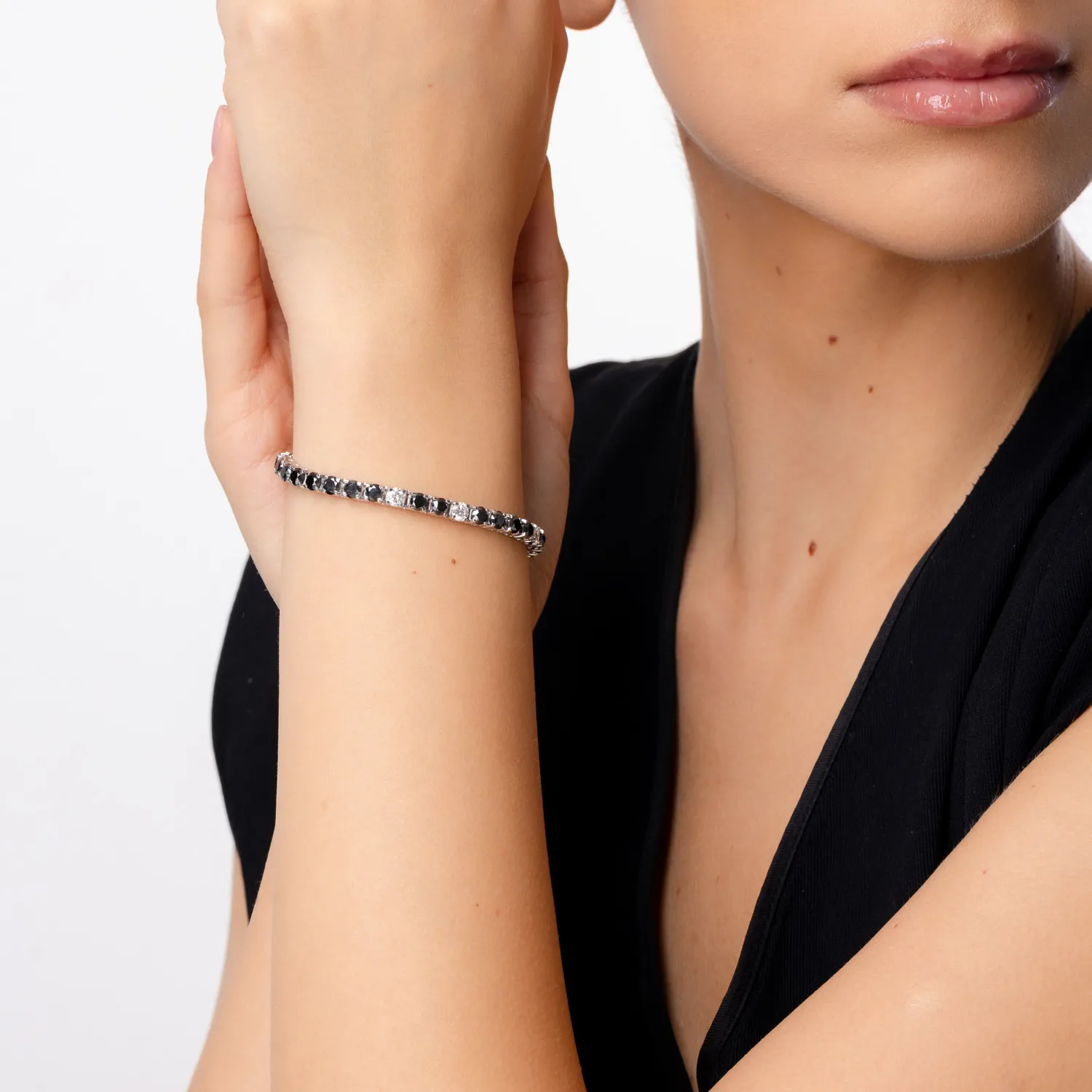 Bratara tennis din aur alb cu diamante negre si incolore de 10.6ct