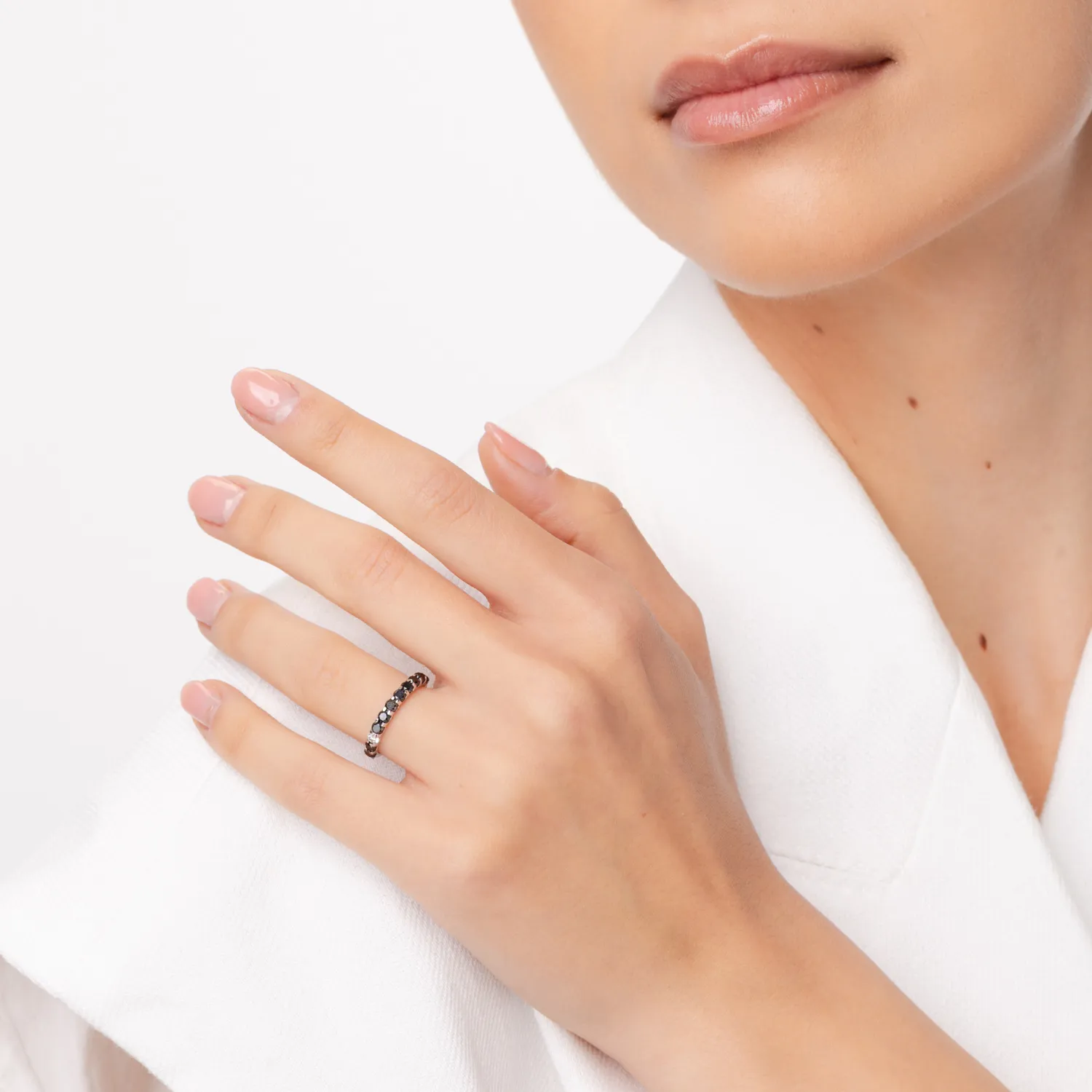 Pierścionek półwieczności z białego złota z czarnymi i bezbarwnymi diamentami o masie 0.97 ct