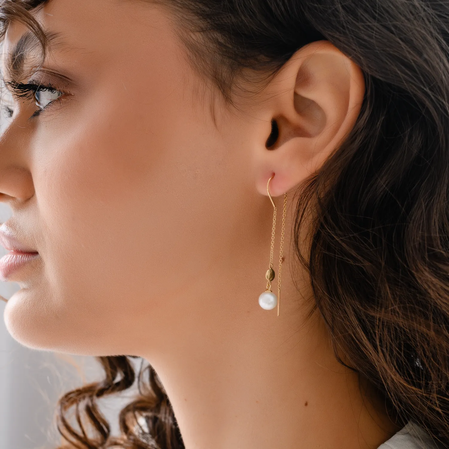 Yellow gold long earrings with 0.9ct fresh water pearls