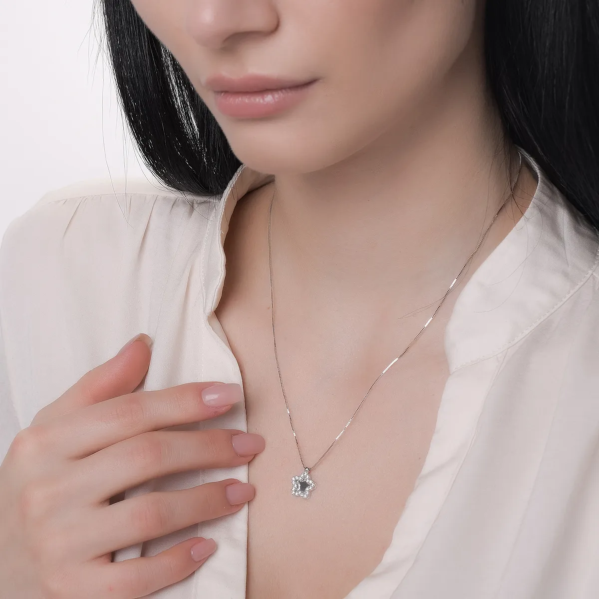 White gold pendant necklace with zirconia