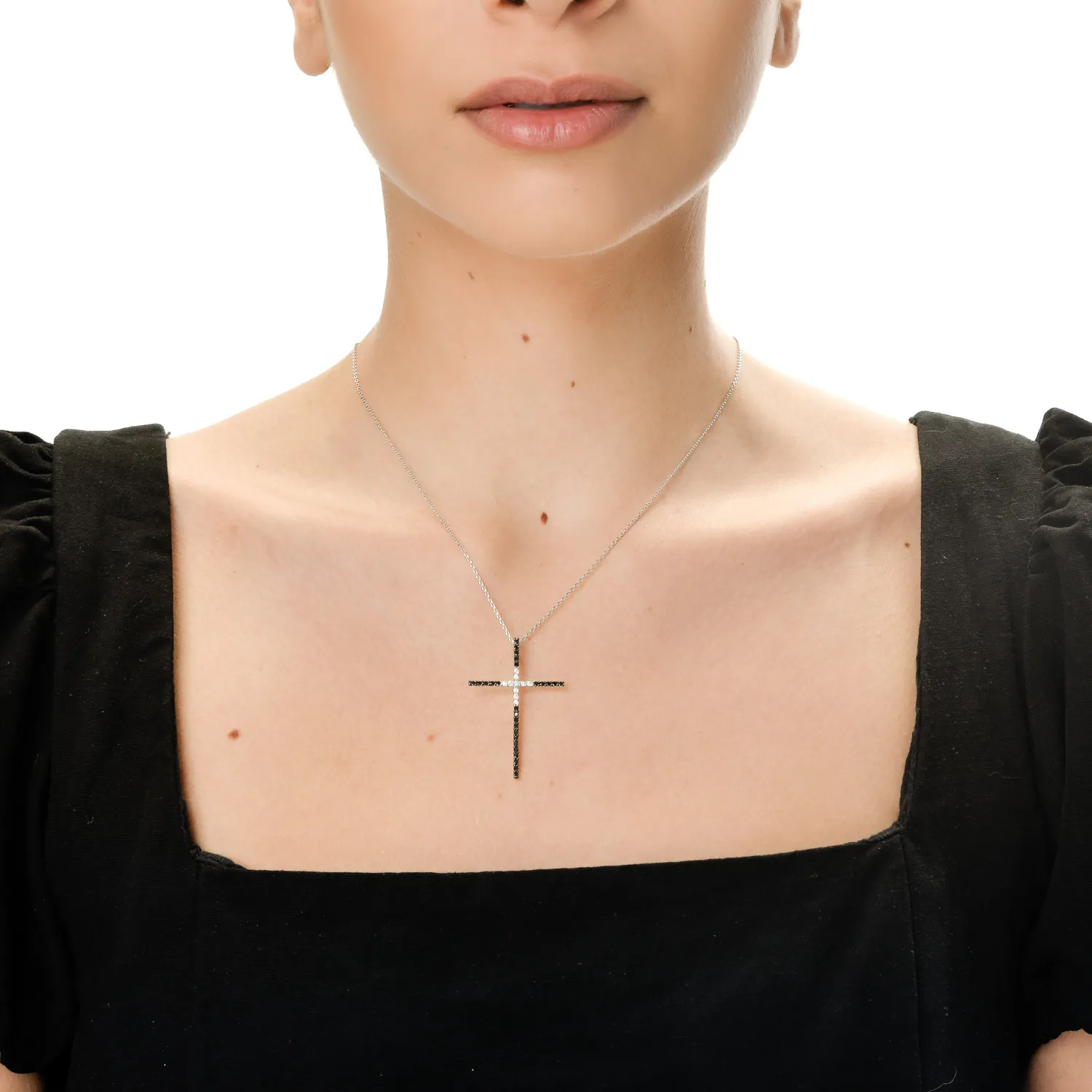 Pandantiv cruce din aur alb-negru cu diamante negre si incolore de 0.5ct