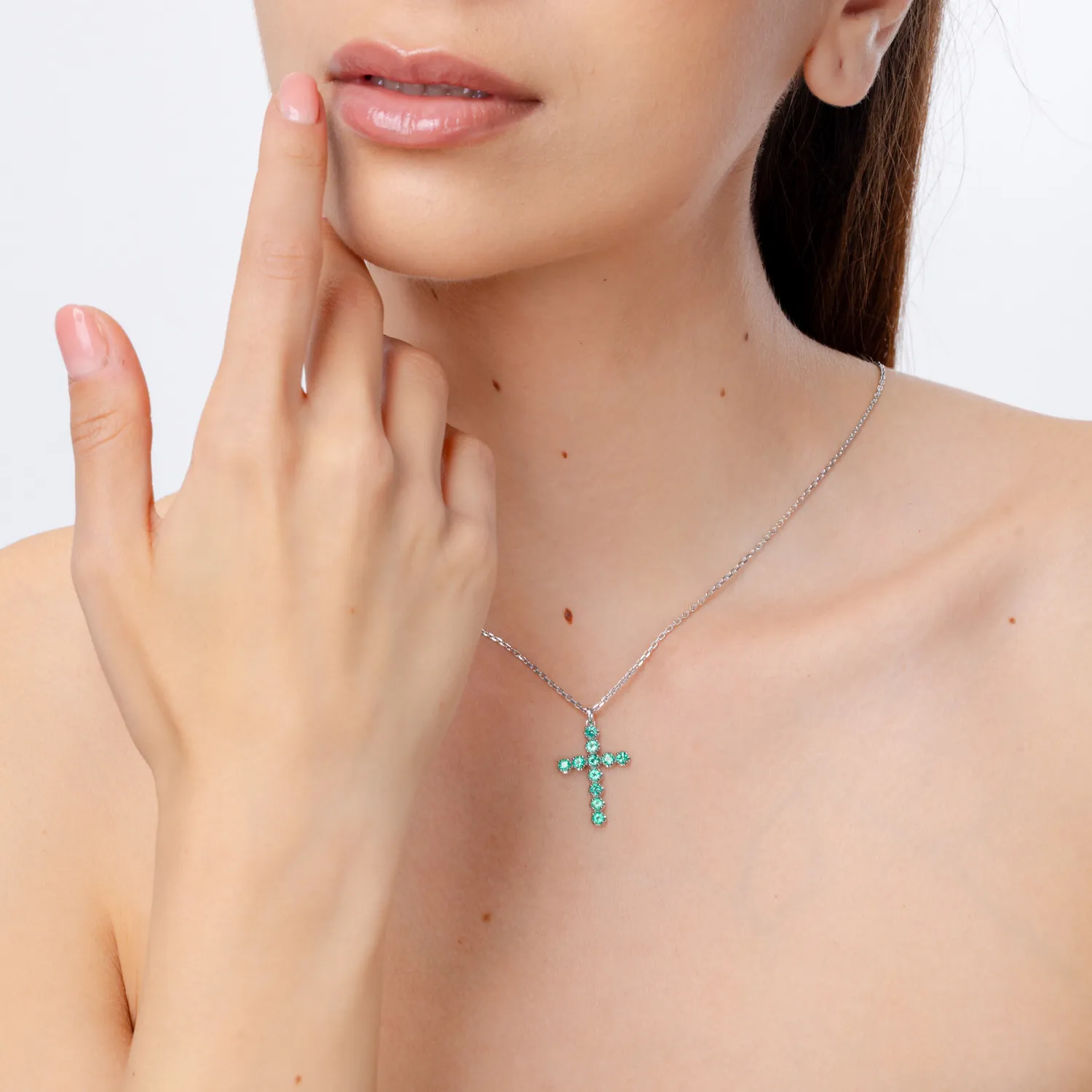 Lant cu pandantiv cruciulita din aur alb cu smaralde de 1.1ct