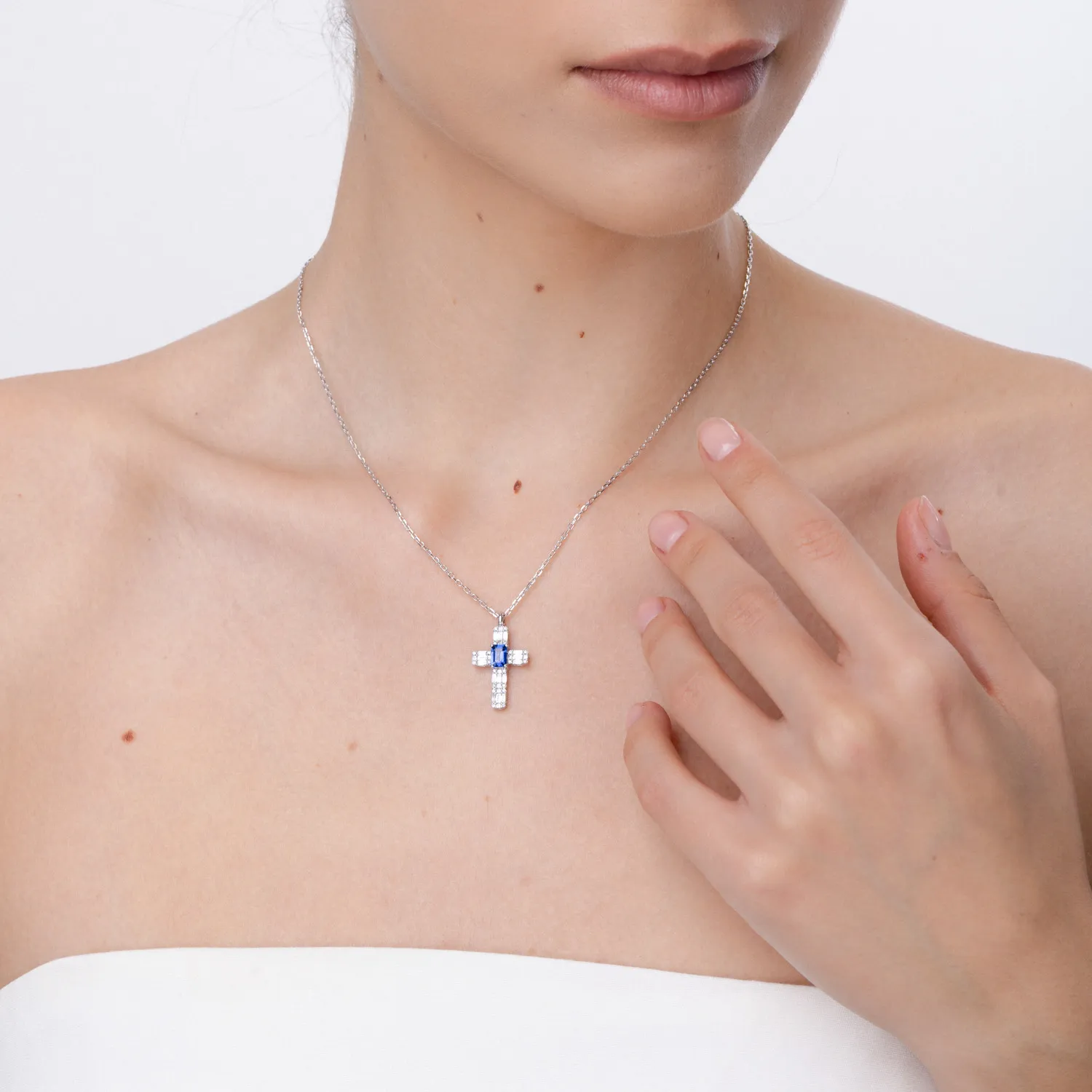 Lant cu pandantiv cruciulita din aur alb cu safire baguette de 0.6ct si diamante de 0.3ct - imagine 4