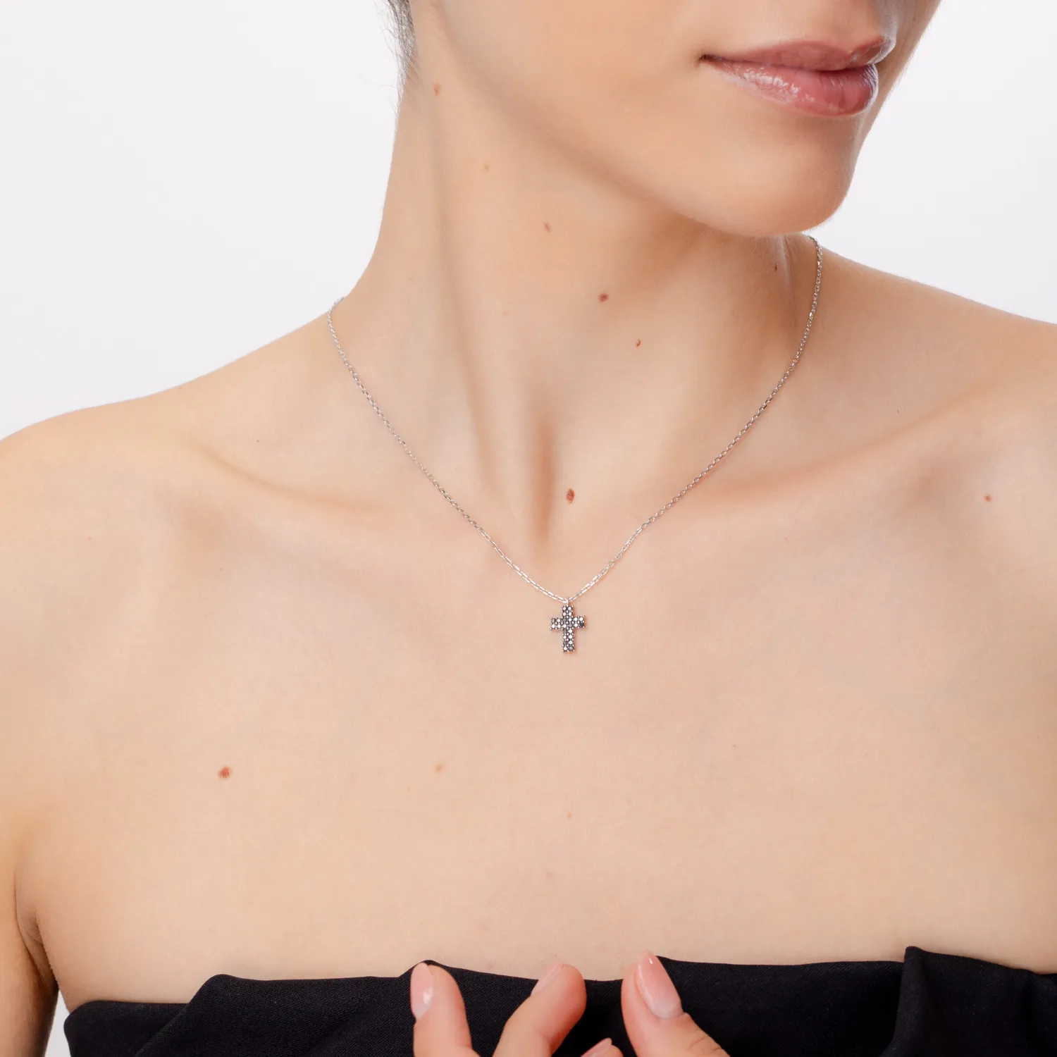 Lant cu pandantiv cruciulita din aur alb cu diamante negre de 0.2ct