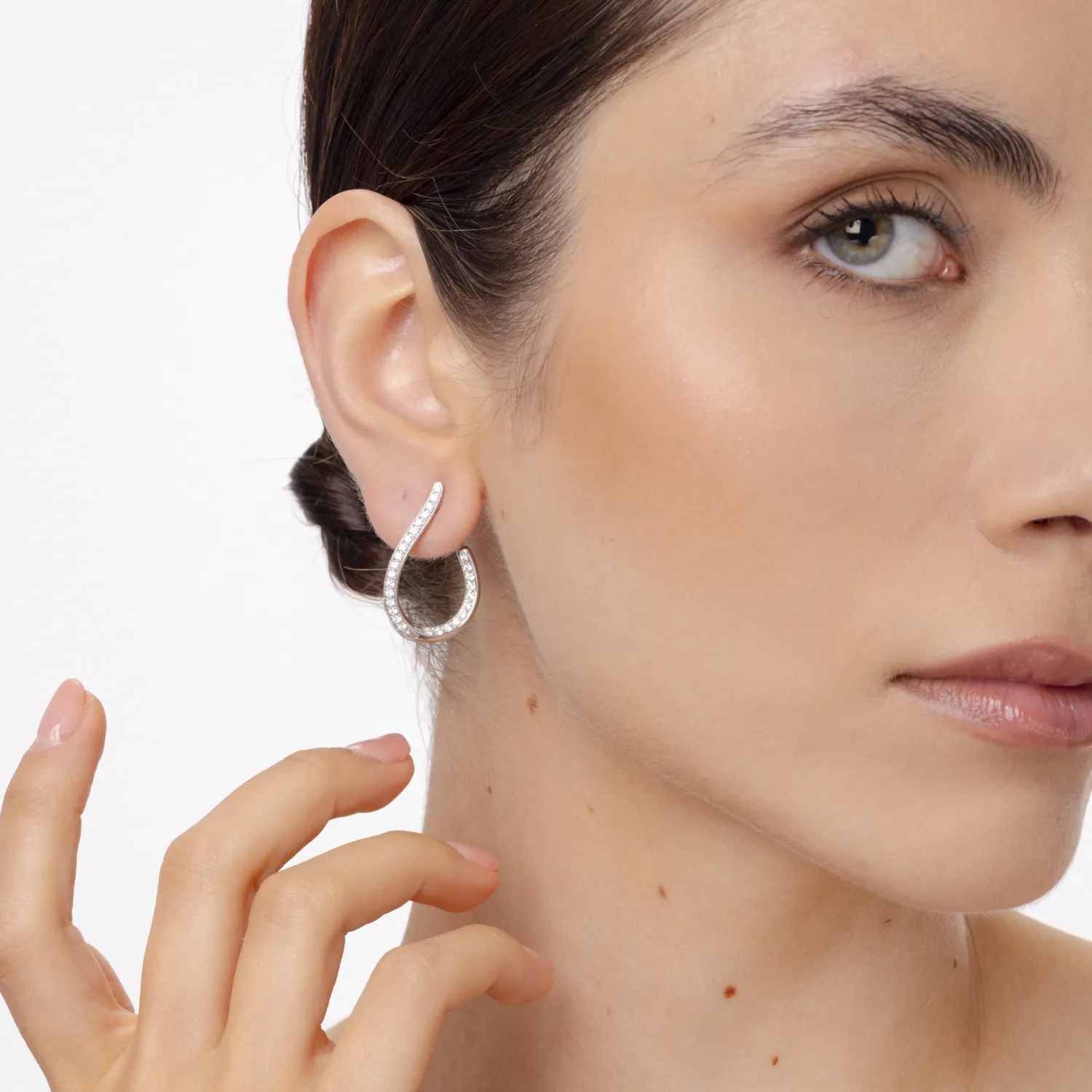 Fehérarany fülbevaló. 0.9ct. mikrobekötő gyémántokkal