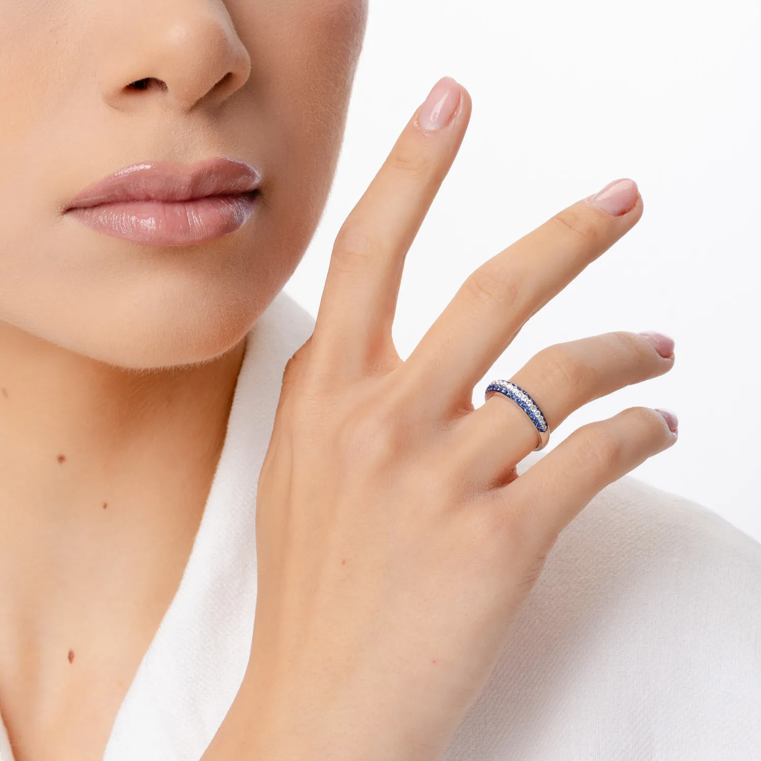 Pierścionek z białego złota z półwiecznością. z diamentami o masie 0.2 ct i szafirami o masie 0.5 ct