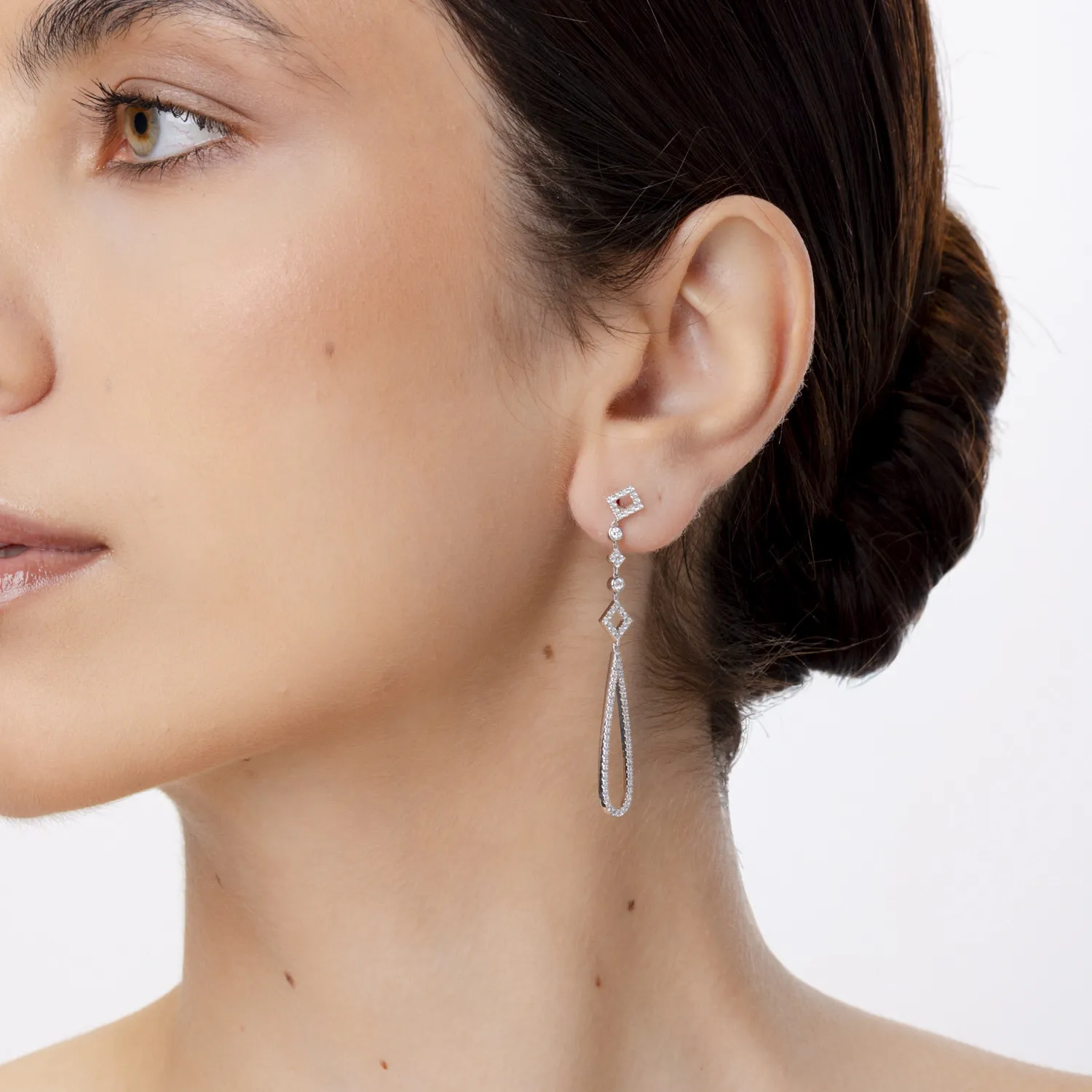 Fehérarany hosszú fülbevaló 0.9ct gyémántokkal